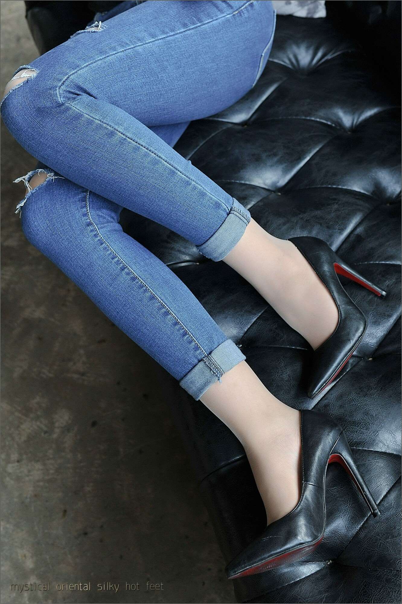 《开洞牛仔の高跟丝足》作品图
