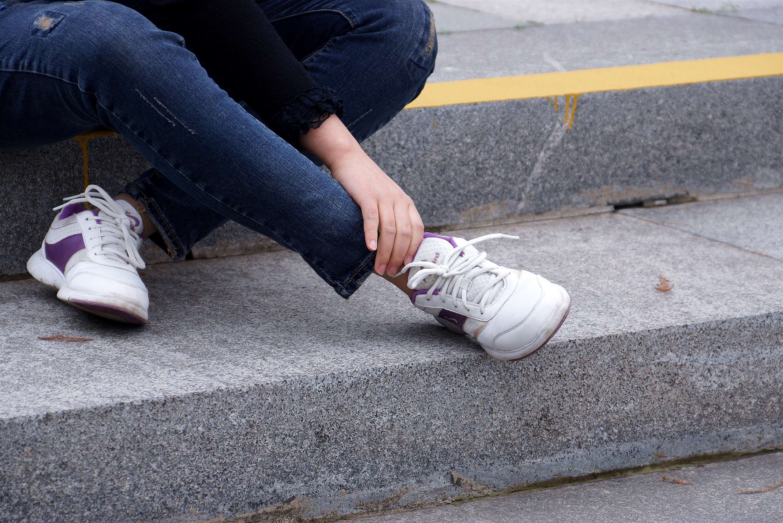 《牛仔运动鞋の丝足》作品图