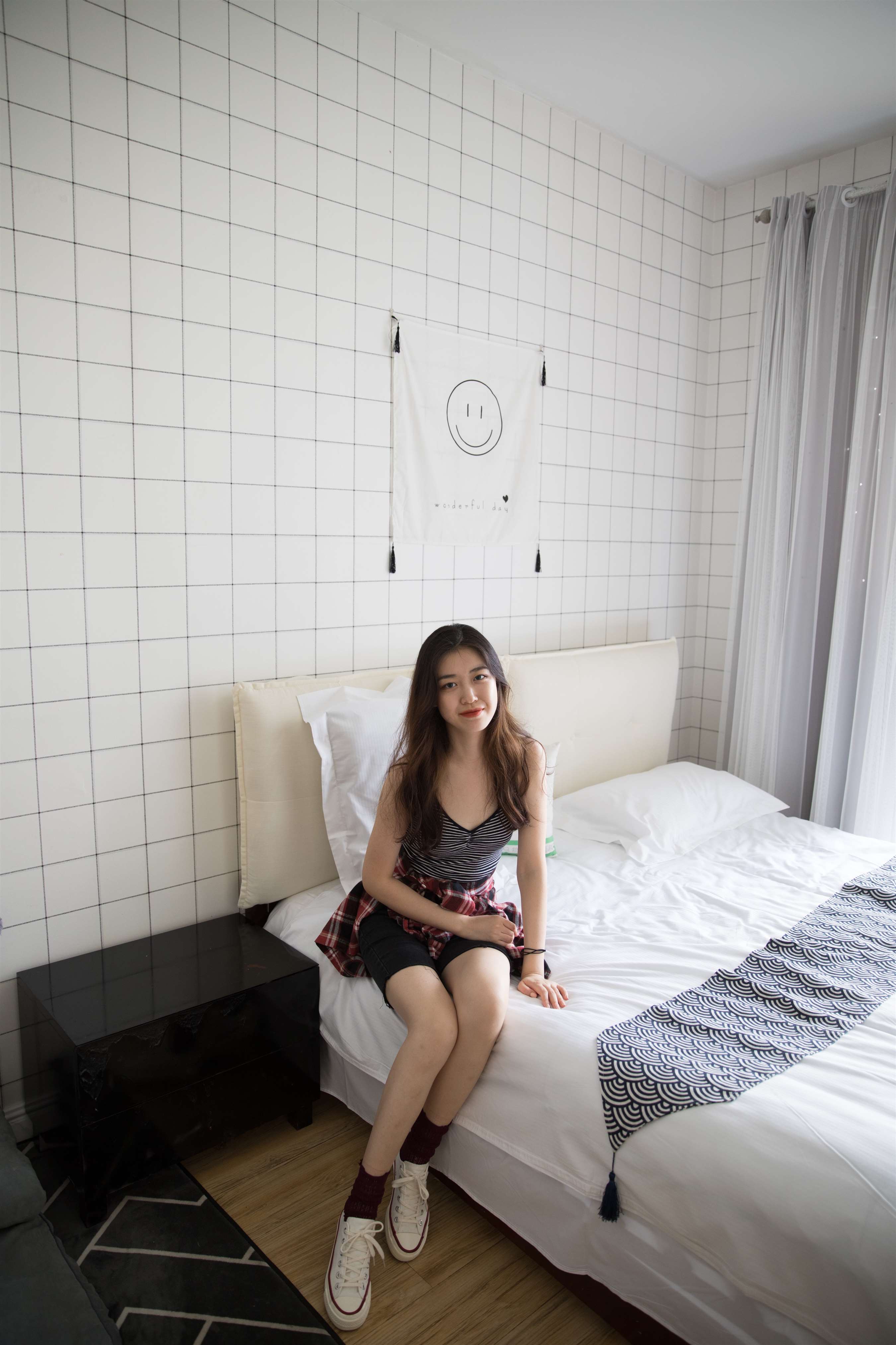 《热裤帆布鞋の棉袜脚》作品图