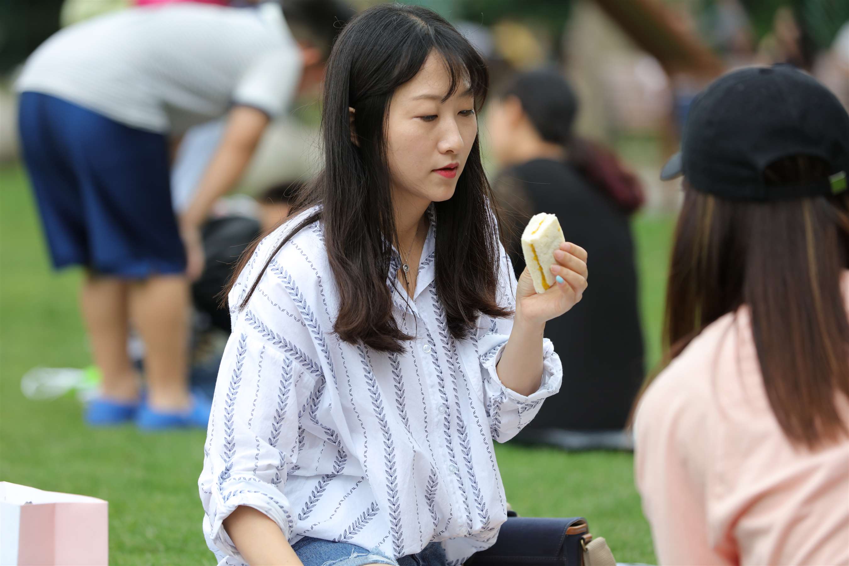 《三个女生玩出种种俏皮美姿》作品图