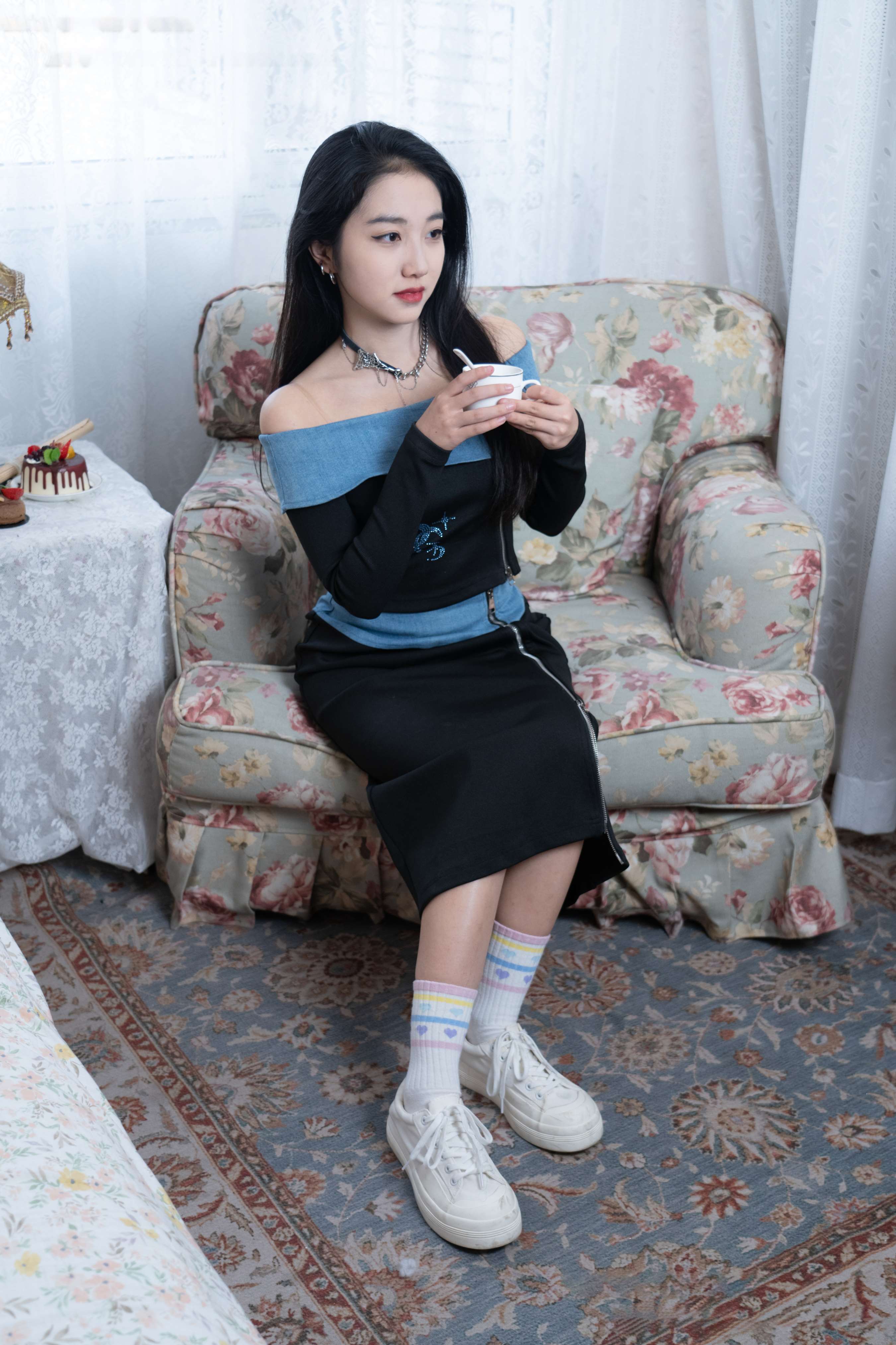 《筱筱-板鞋、白棉袜、裸足》作品图