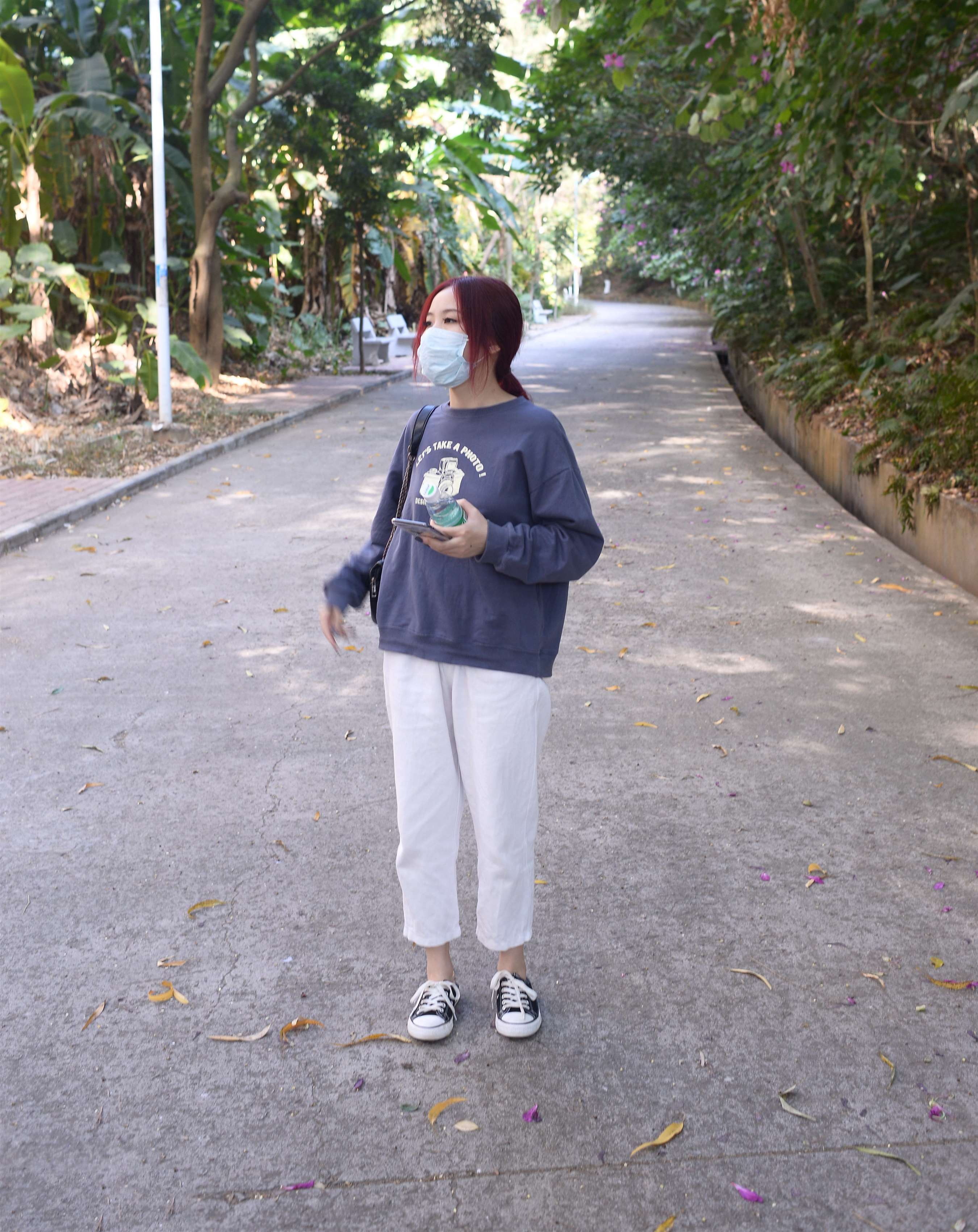 《公园约拍帆布鞋の棉袜脚》作品图