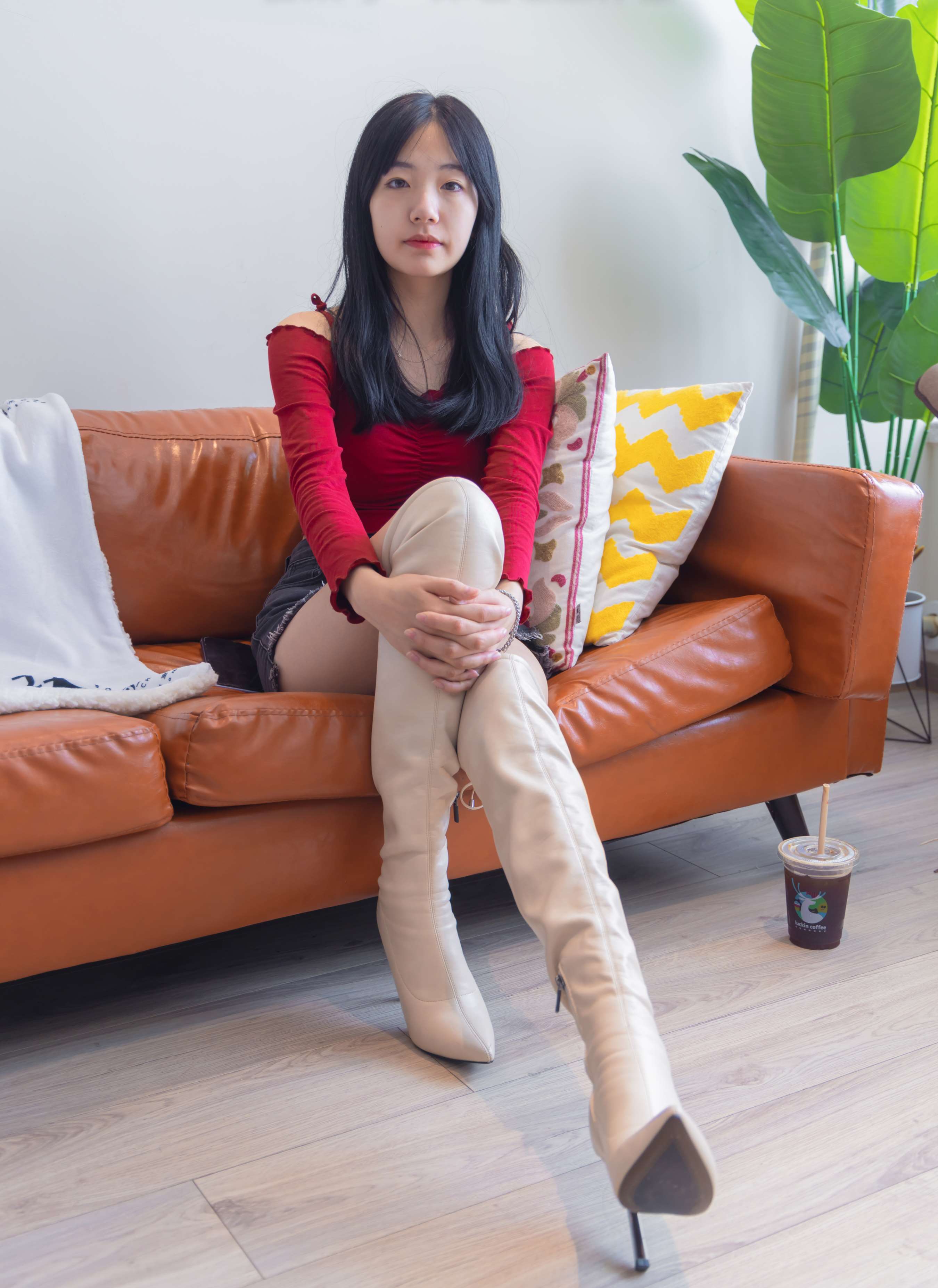 《小甜豆高跟长靴白棉袜の裸足》作品图