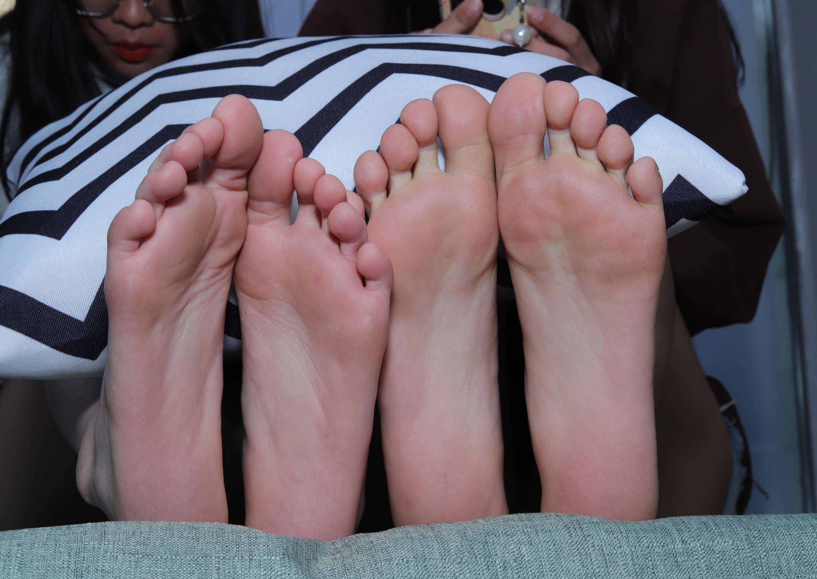 《珊珊与同桌朱朱互相量脚，四只脚丫叠一起》作品图