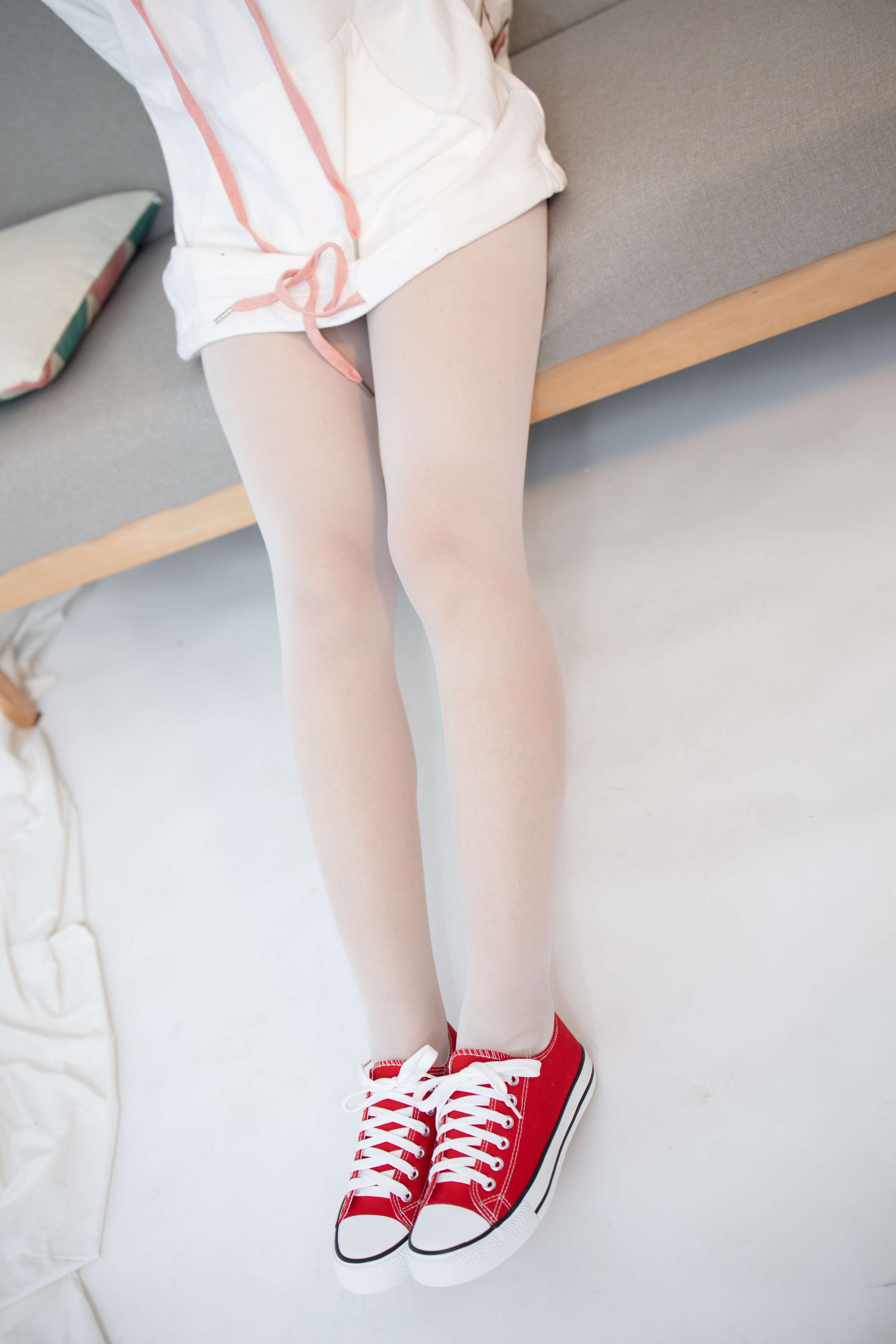 《红色帆布鞋の白丝脚【套图+视频】》作品图