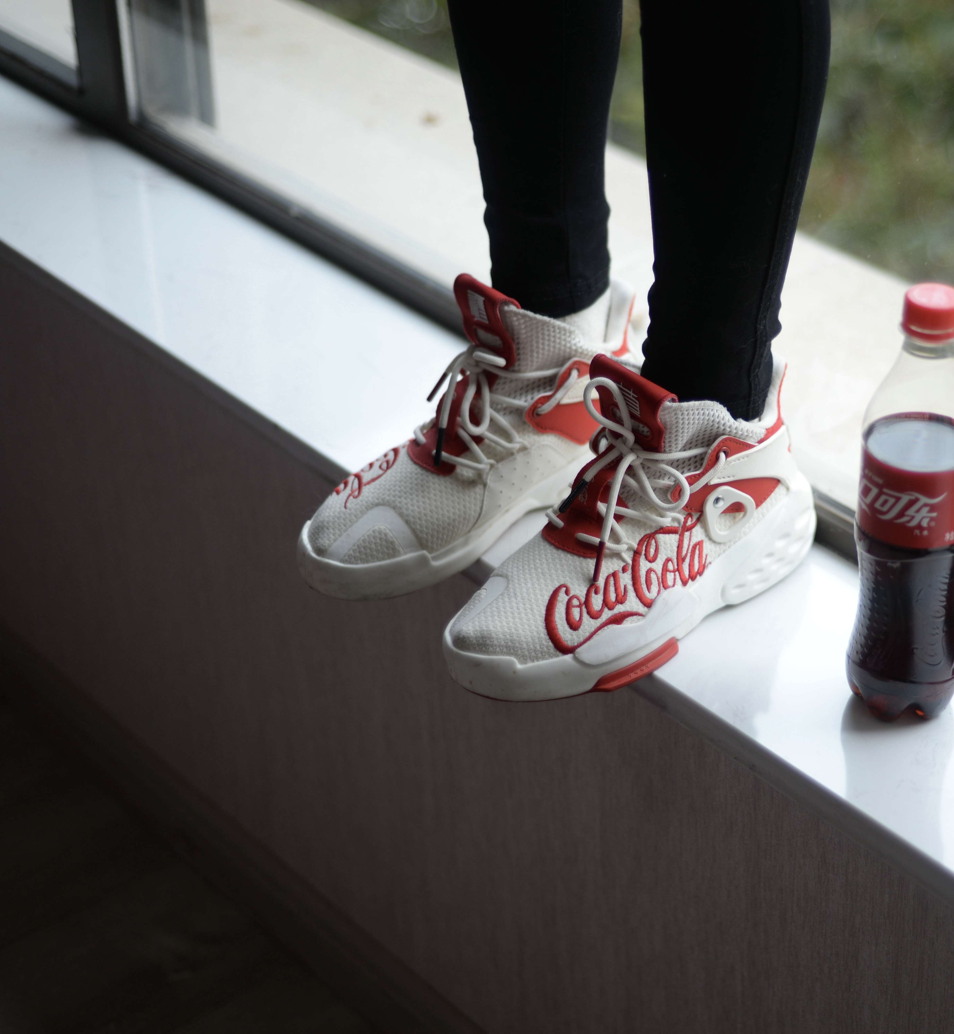 《球鞋の发黄的棉袜脚》作品图