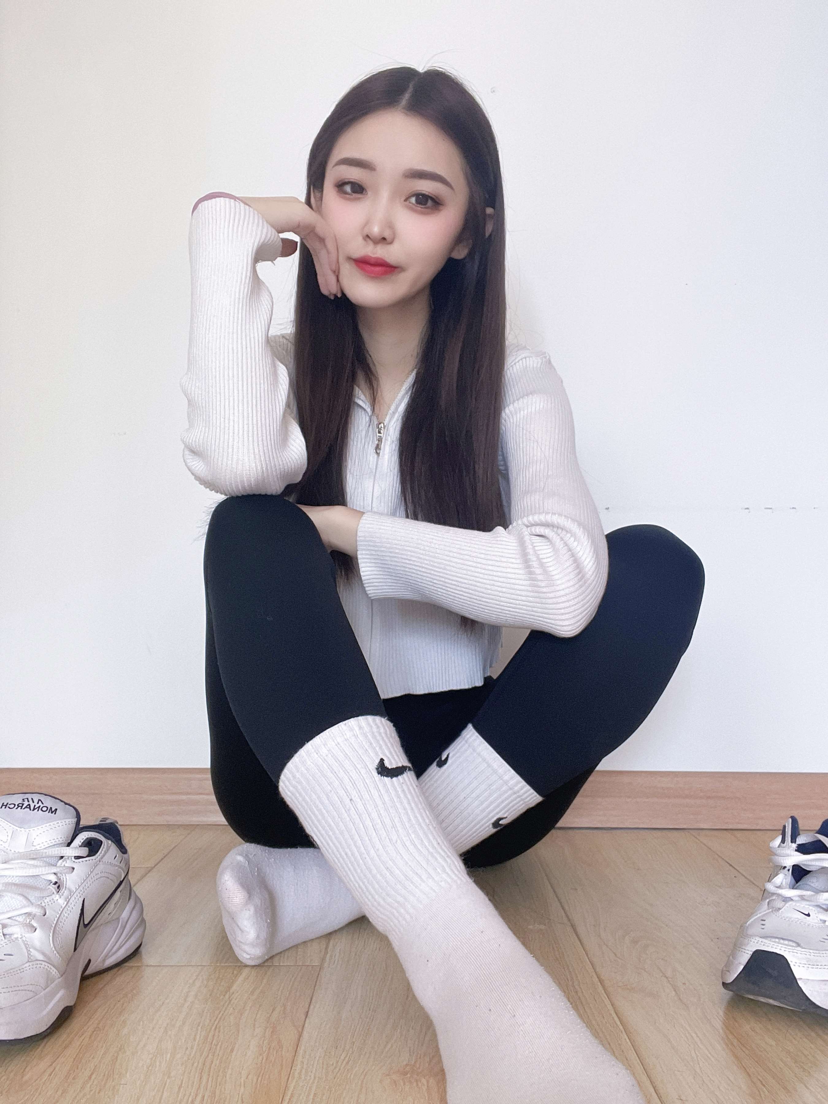 《少女球鞋の白棉袜脚》作品图