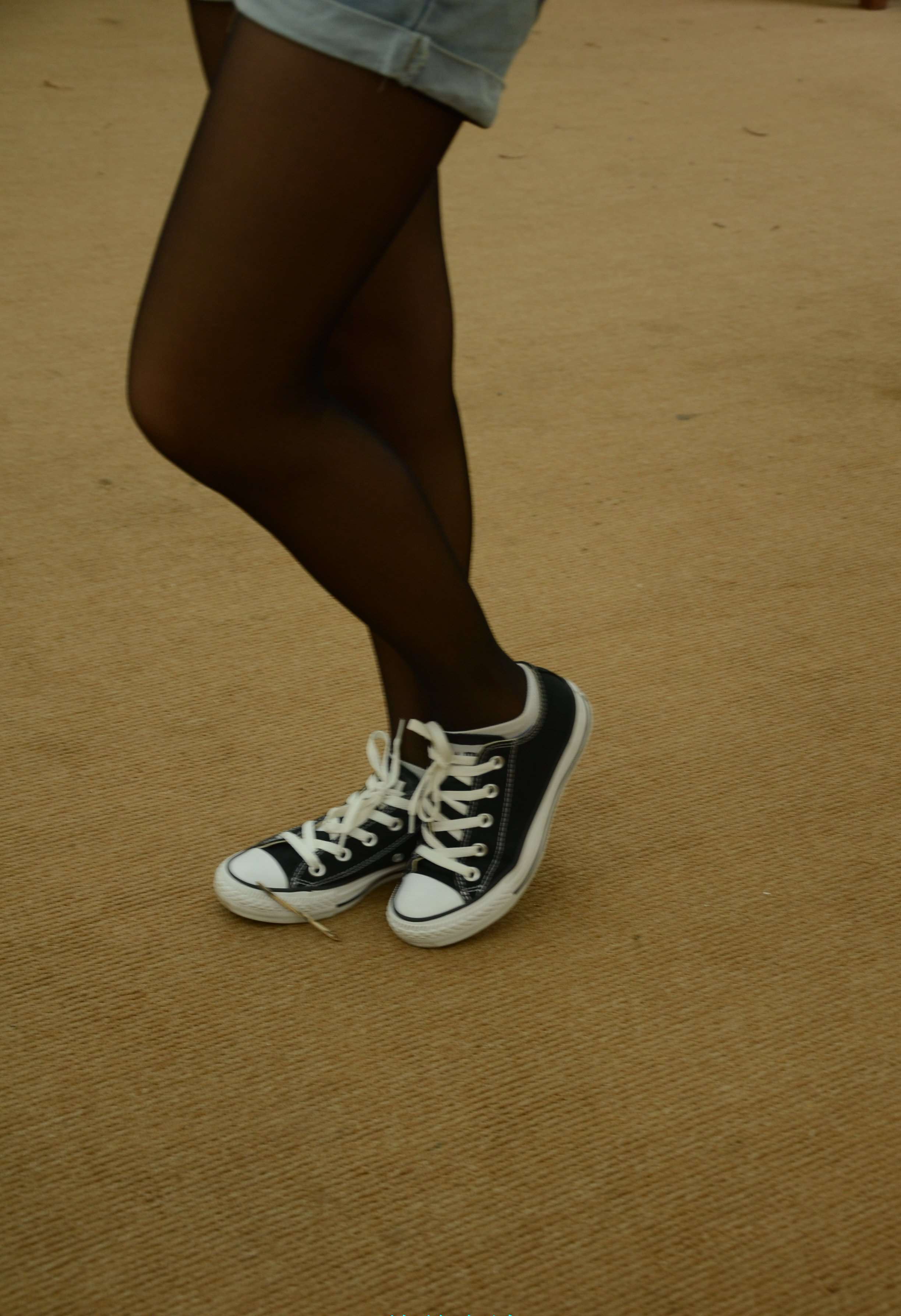 《棉套黑丝脚》作品图