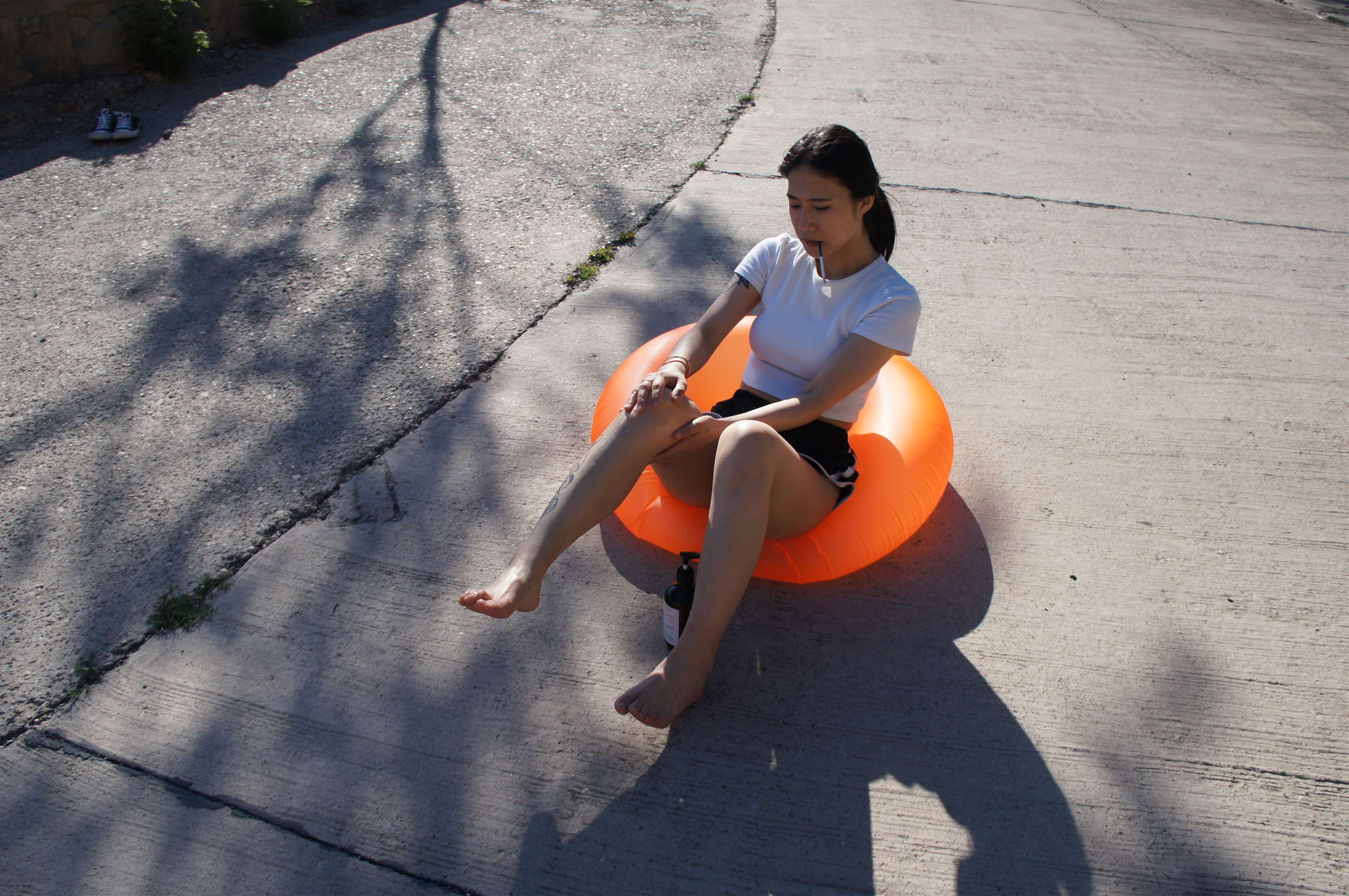 《泳圈上的热裤裸足》作品图