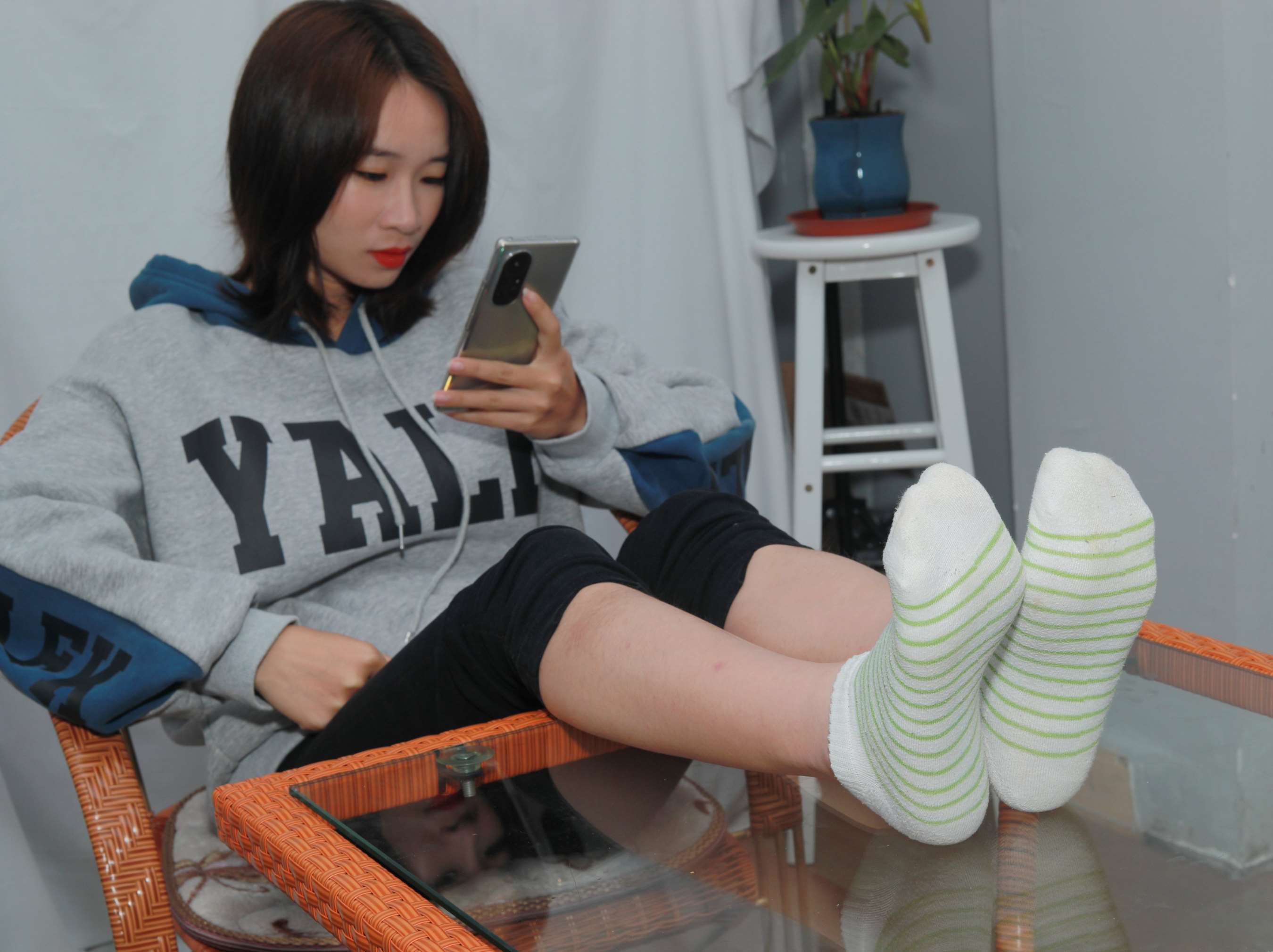 《小燕脱掉棉袜展示36码小嫩脚》作品图