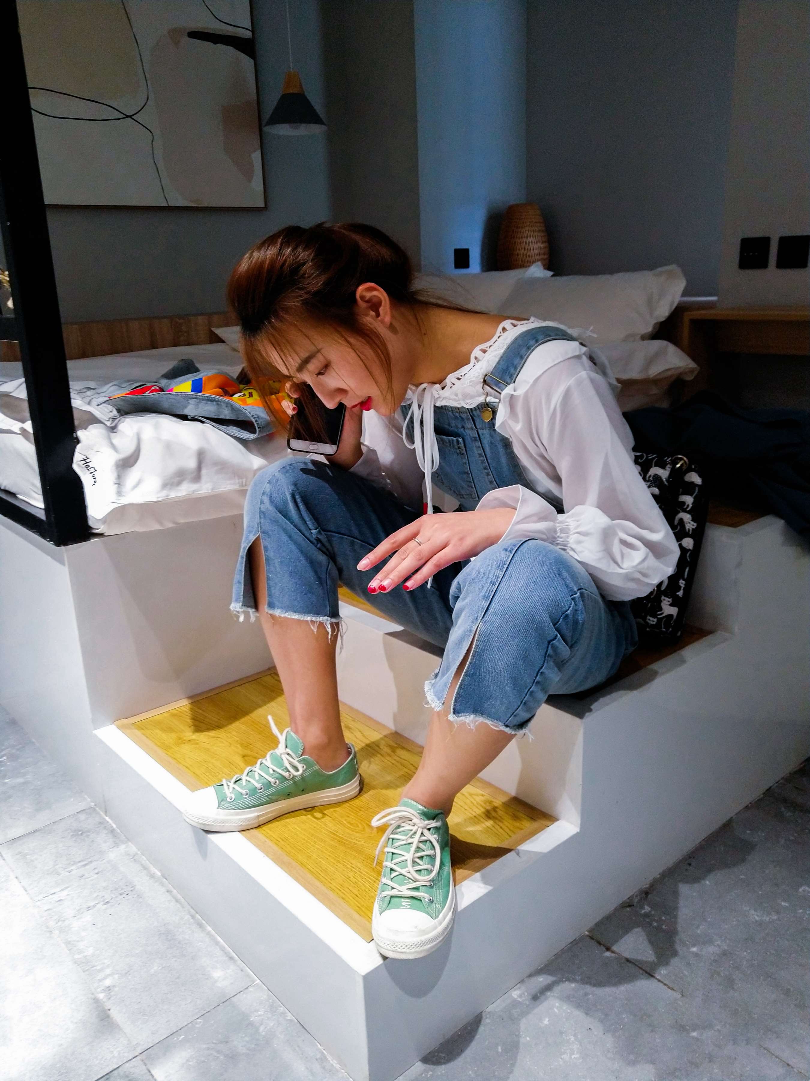 《牛仔背带裤の赤足学姐》作品图