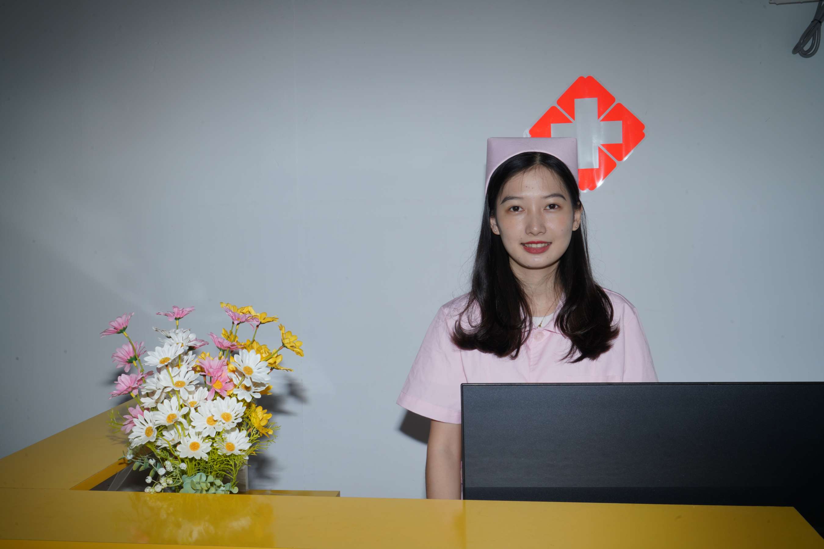 《搞怪“护士”小姐姐燕玲秀脚丫》作品图