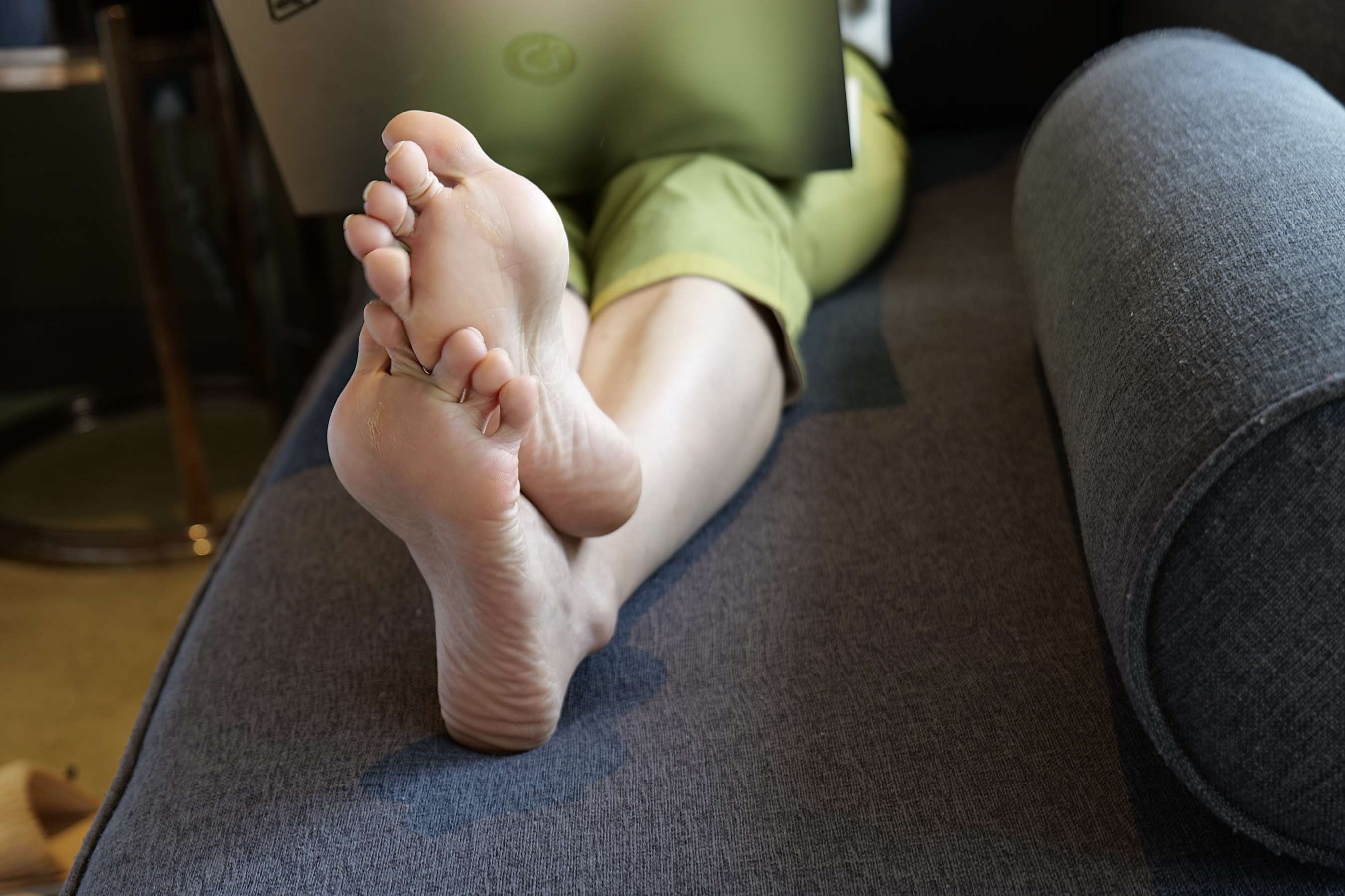 《少女玩笔记本展嫩足》作品图