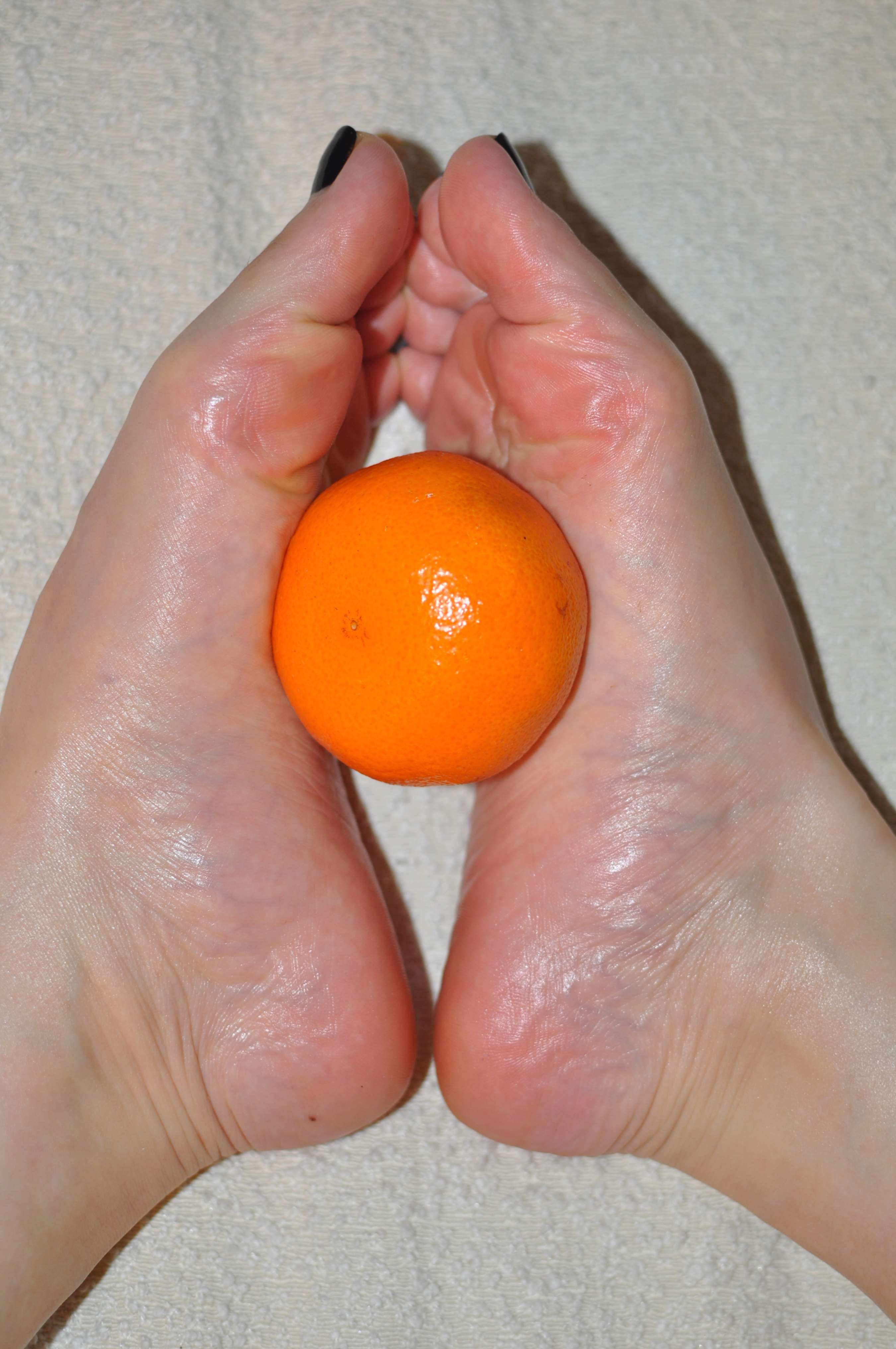 《少女嫩足の橘子》作品图