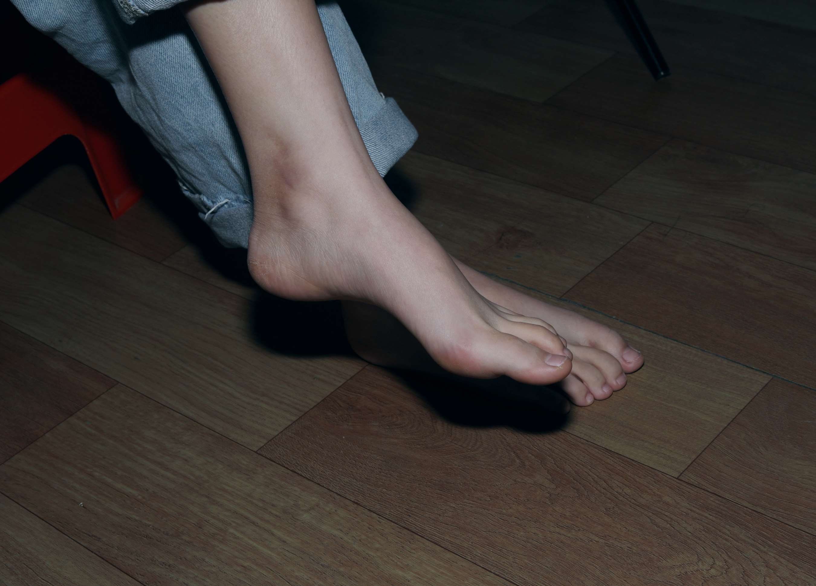 《师妹莹莹展示37码嫩白脚丫》作品图