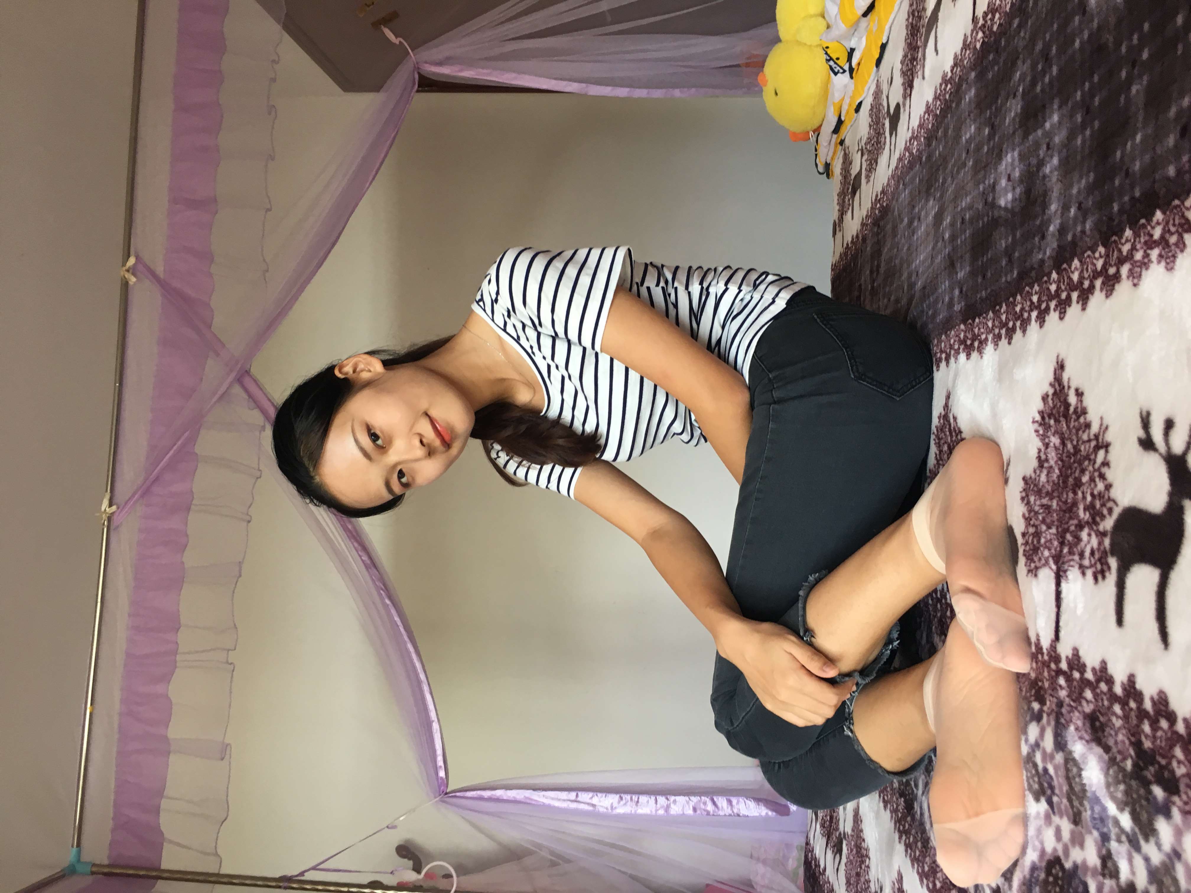 《琳琳学妹的短丝脚丫》作品图