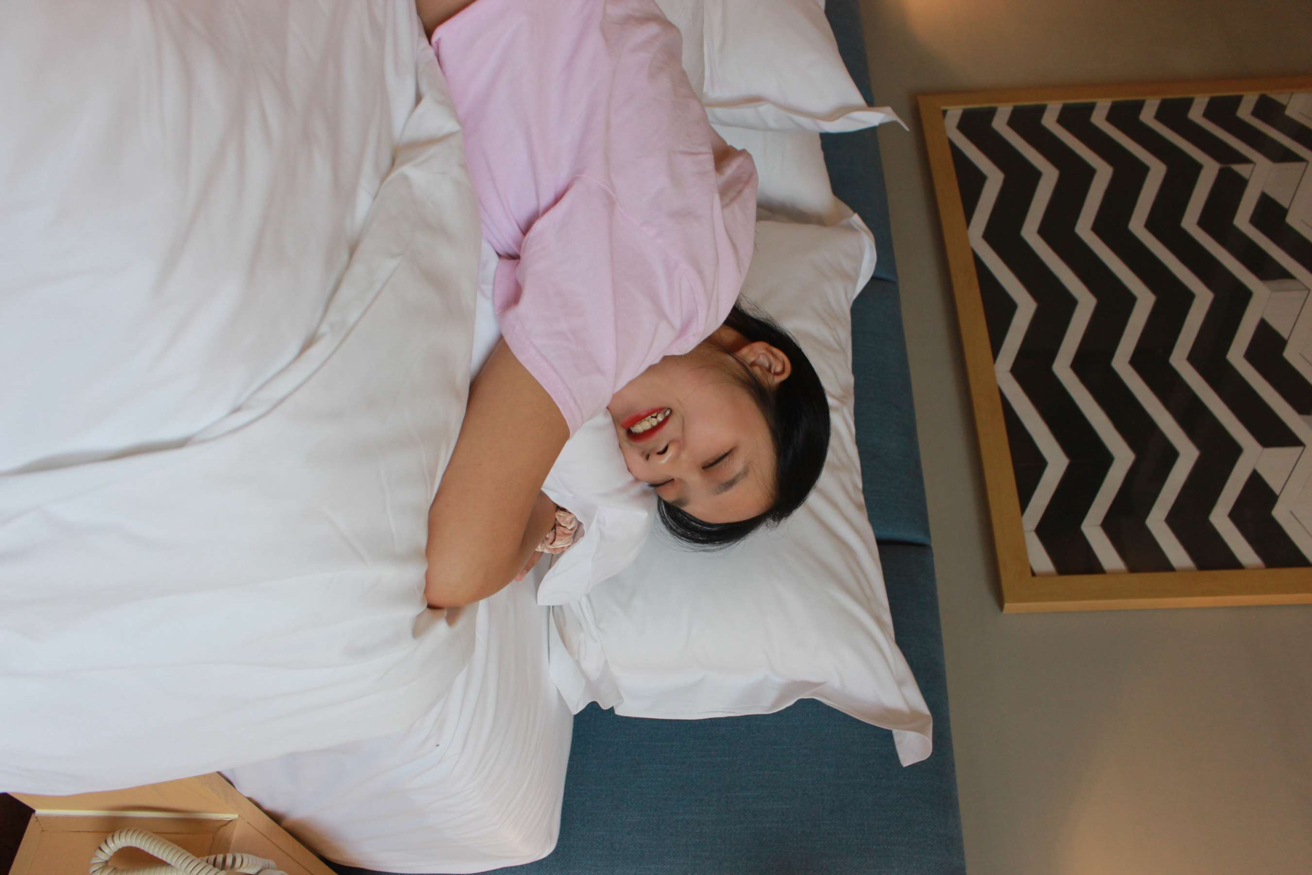 《酒店客房牛仔の裸足》作品图