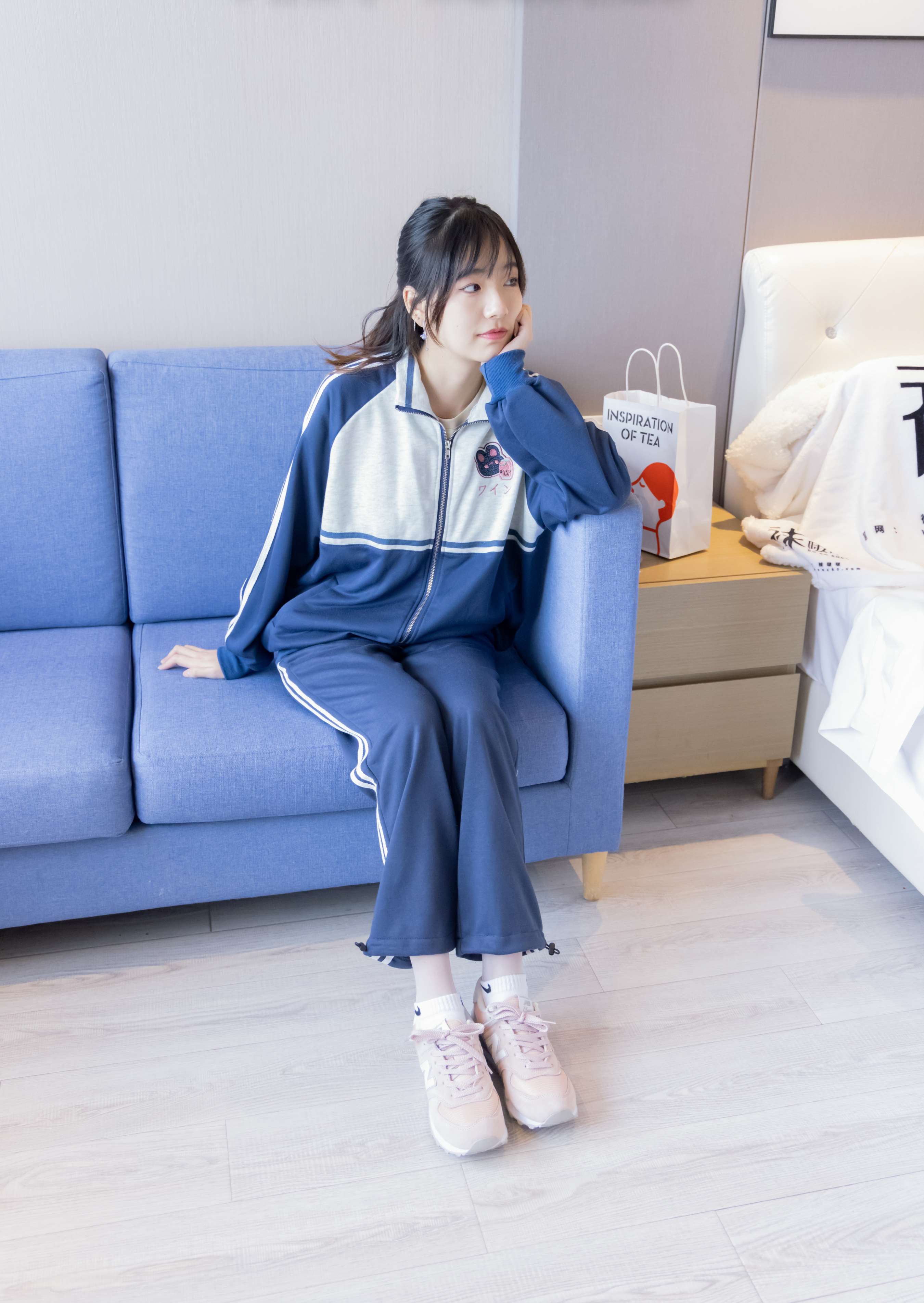 《小甜豆-运动鞋、白棉袜、白丝》作品图