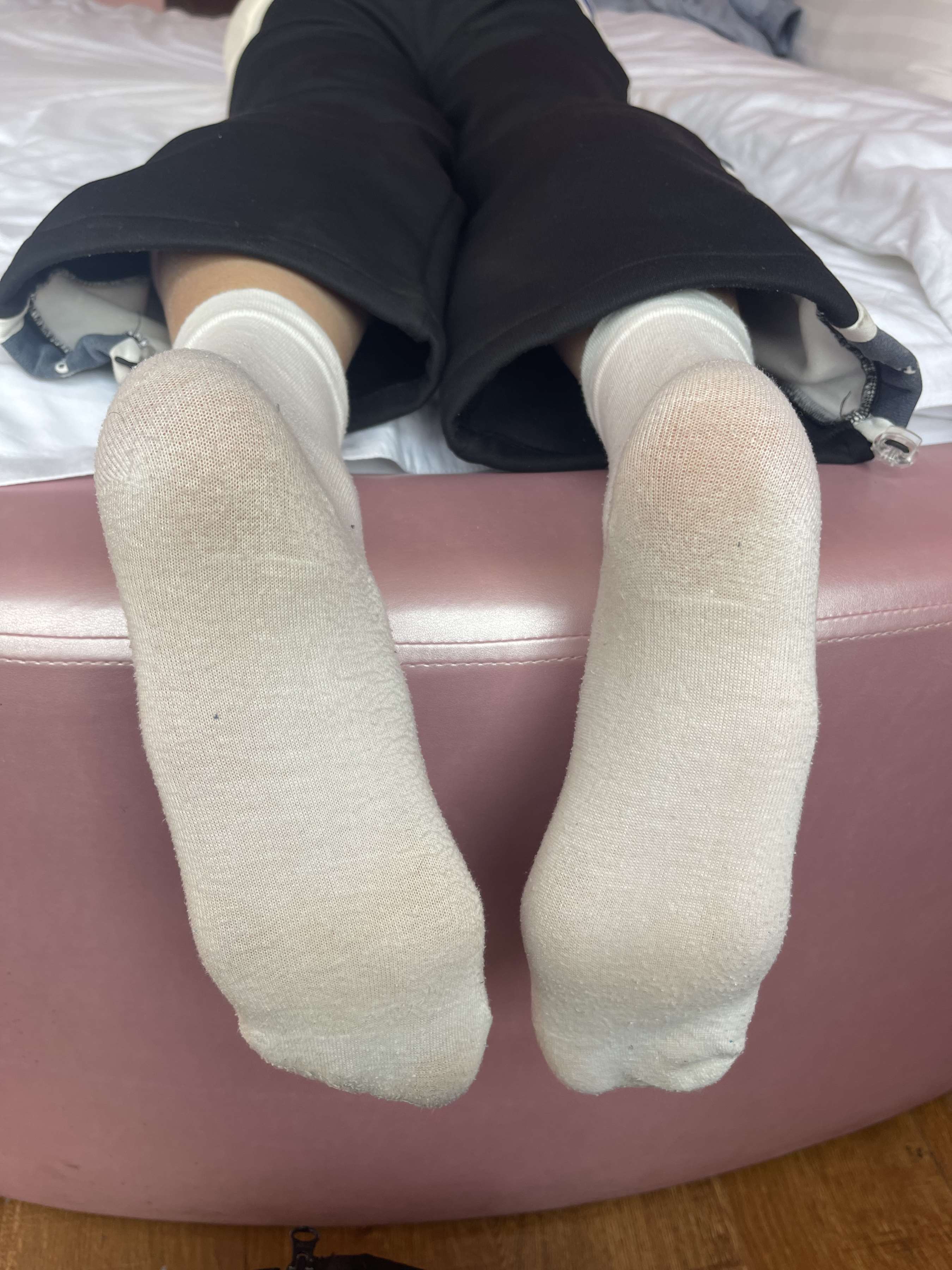 《少女脏白棉袜脚丫》作品图