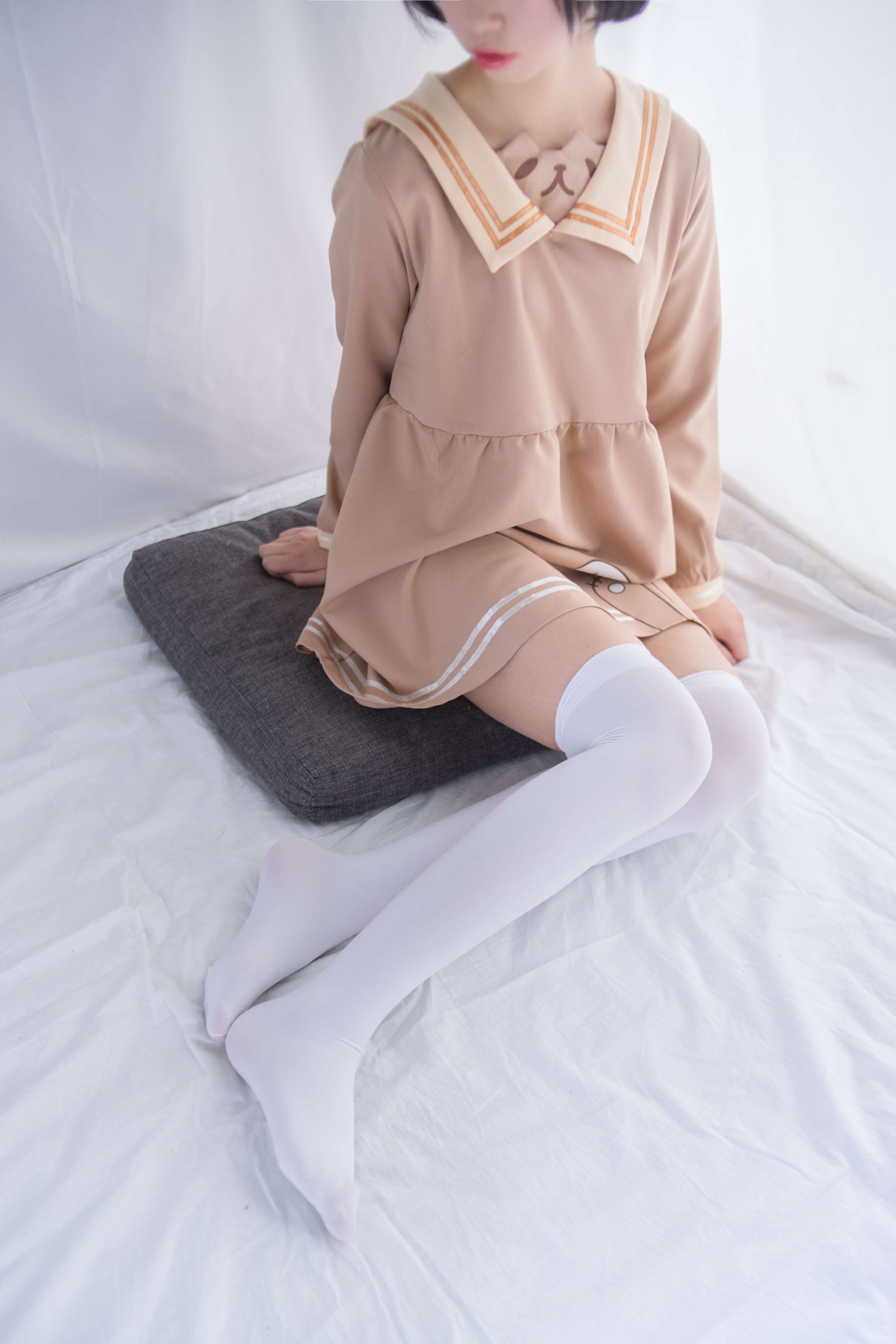 《少女连衣裙の白丝脚》作品图