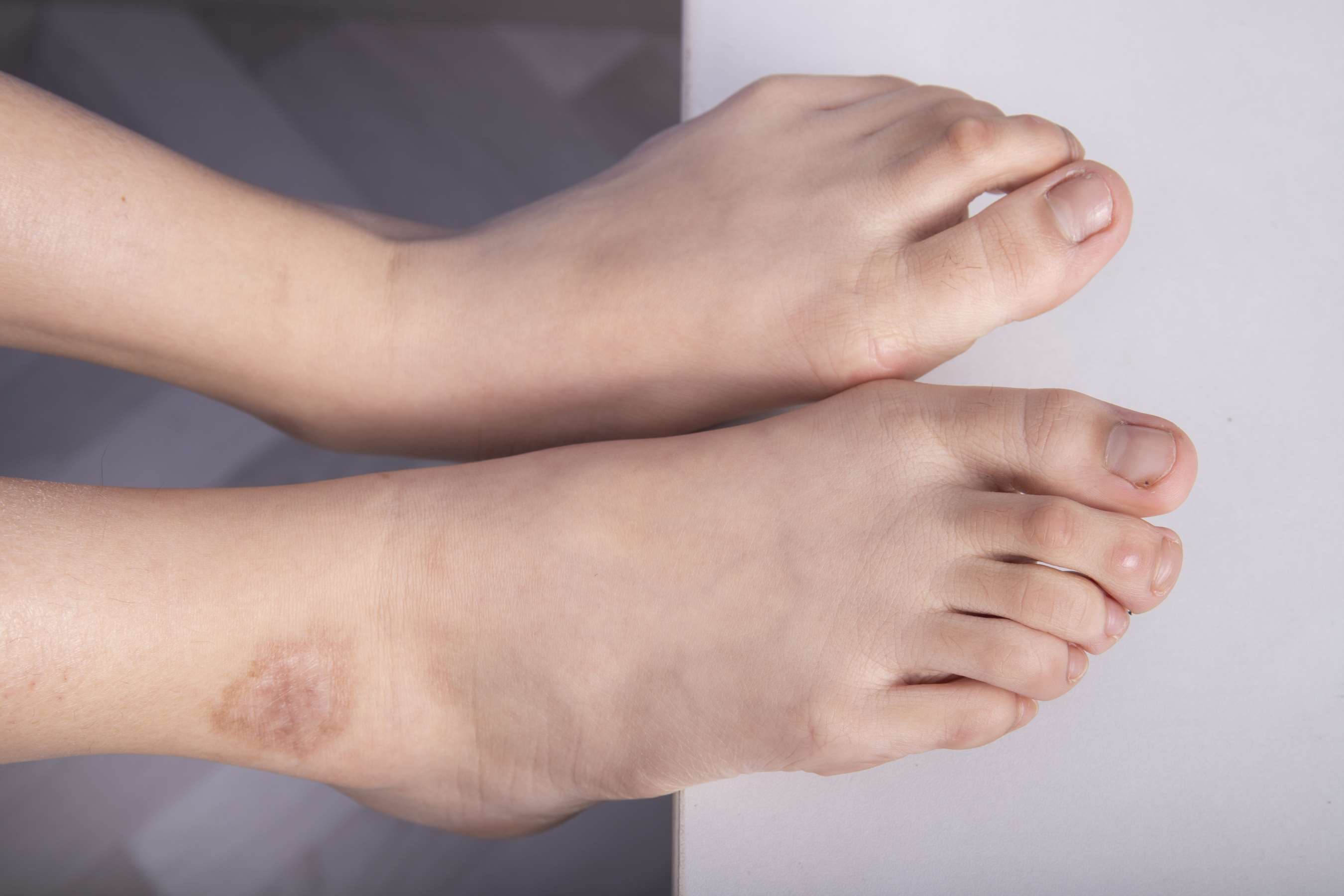 《办公室牛仔裙裸足》作品图