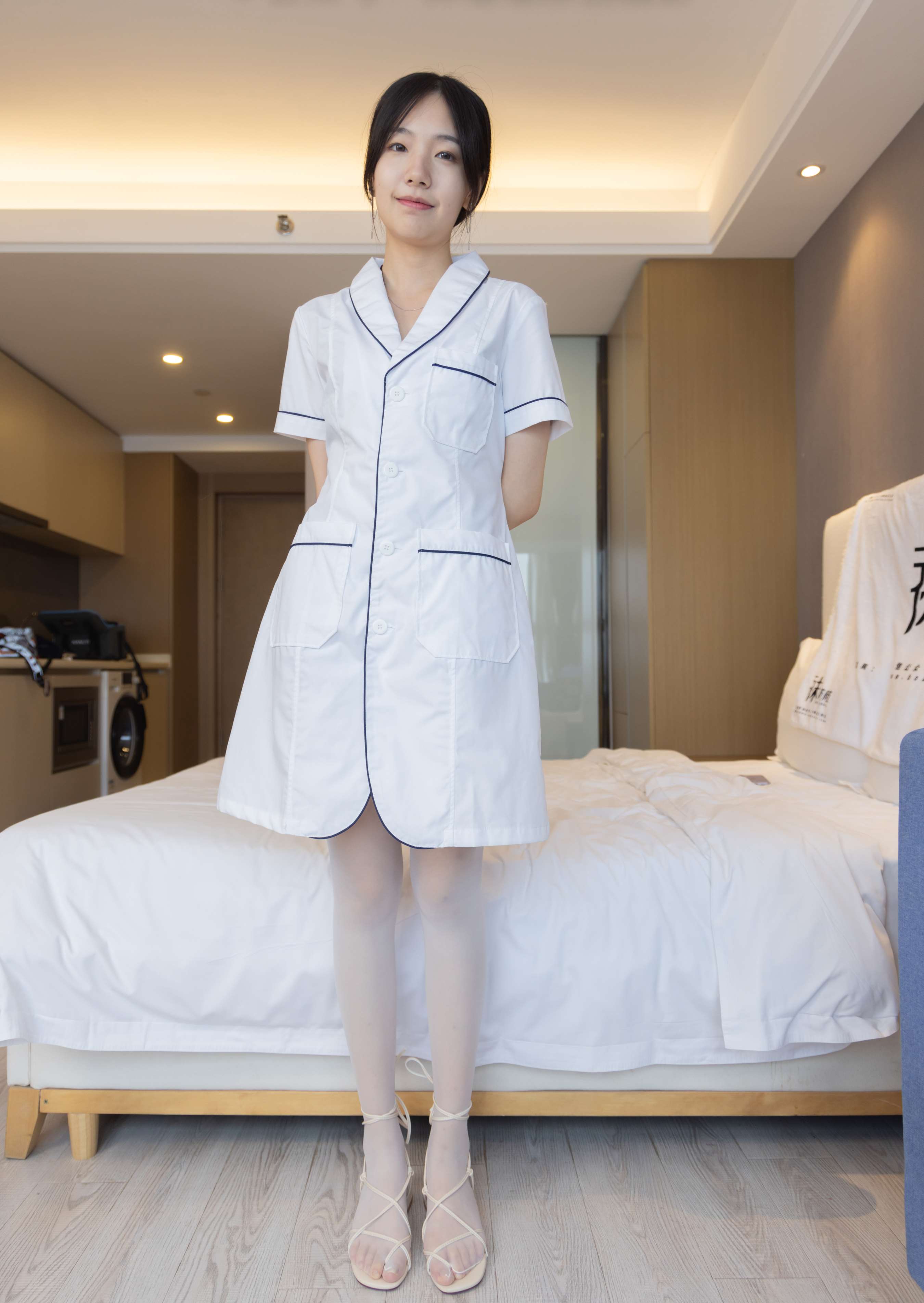 《小甜豆-绑带凉鞋、白丝大腿袜、小护士服》作品图