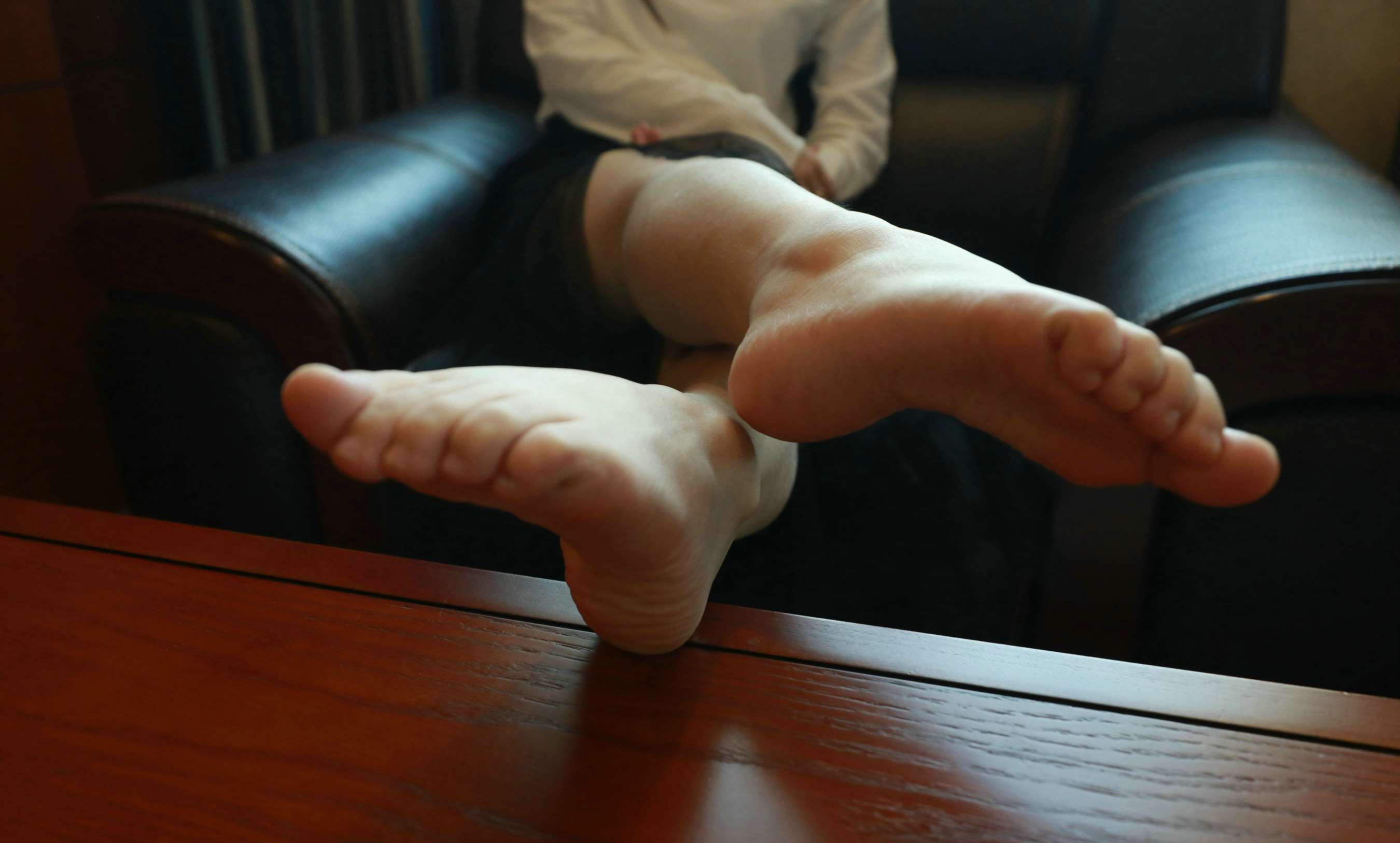 《同学展赤足》作品图