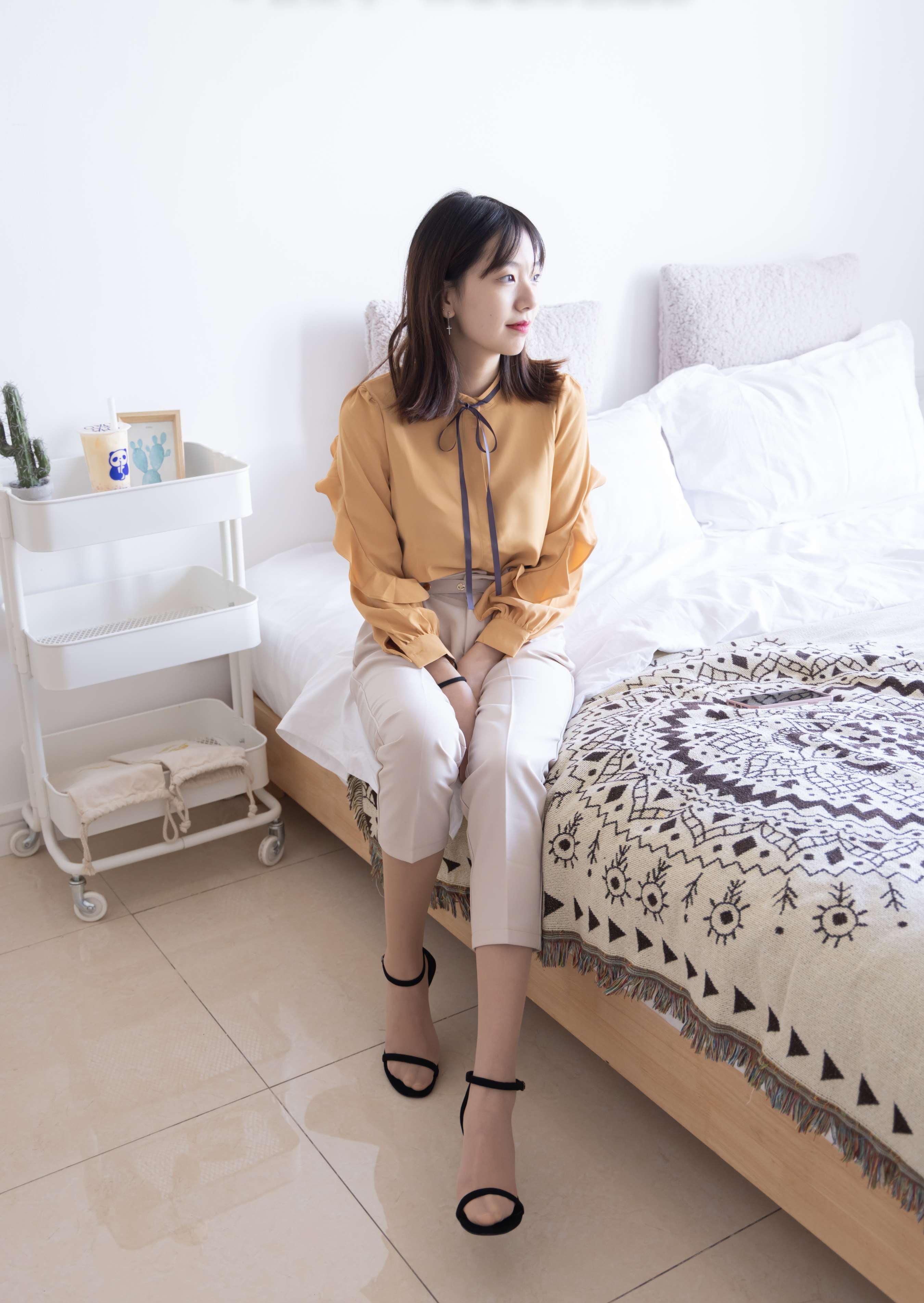 《小甜豆-三双高跟鞋、肉丝、裸足》作品图