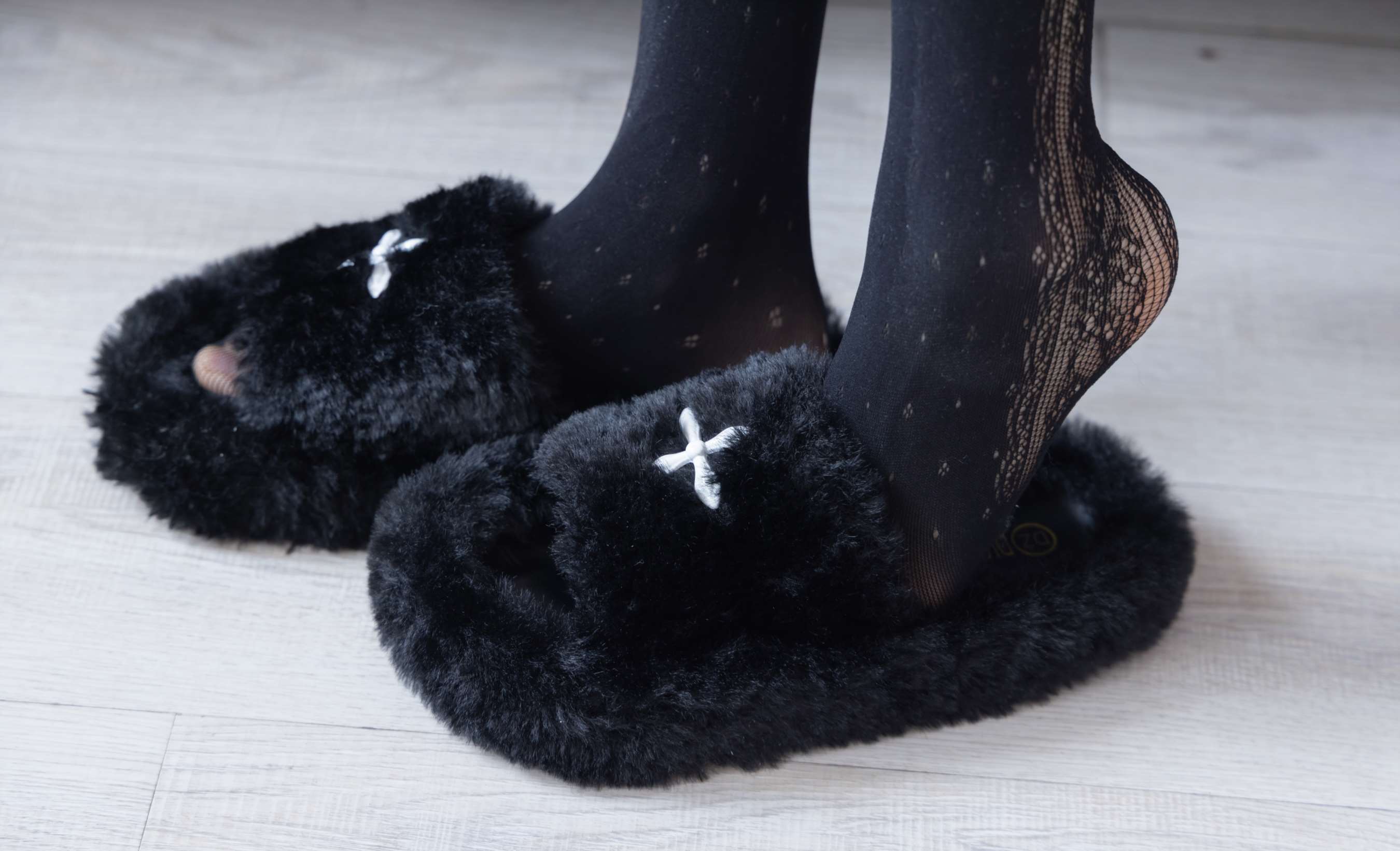 《稚予-板鞋、拖鞋、厚黑丝、蕾丝黑丝》作品图