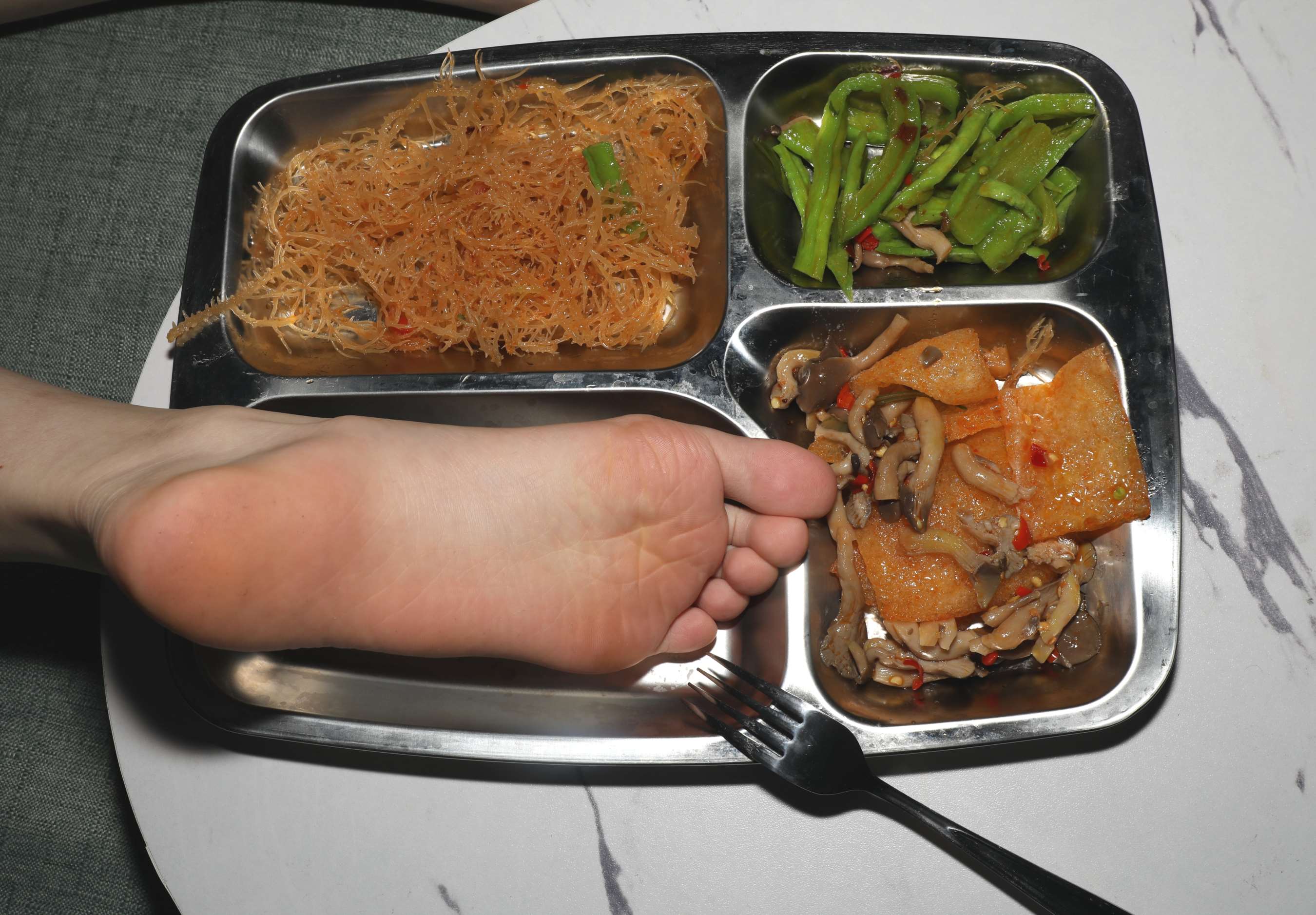 《学妹琪琪把脚洗干净了烤给大家吃》作品图