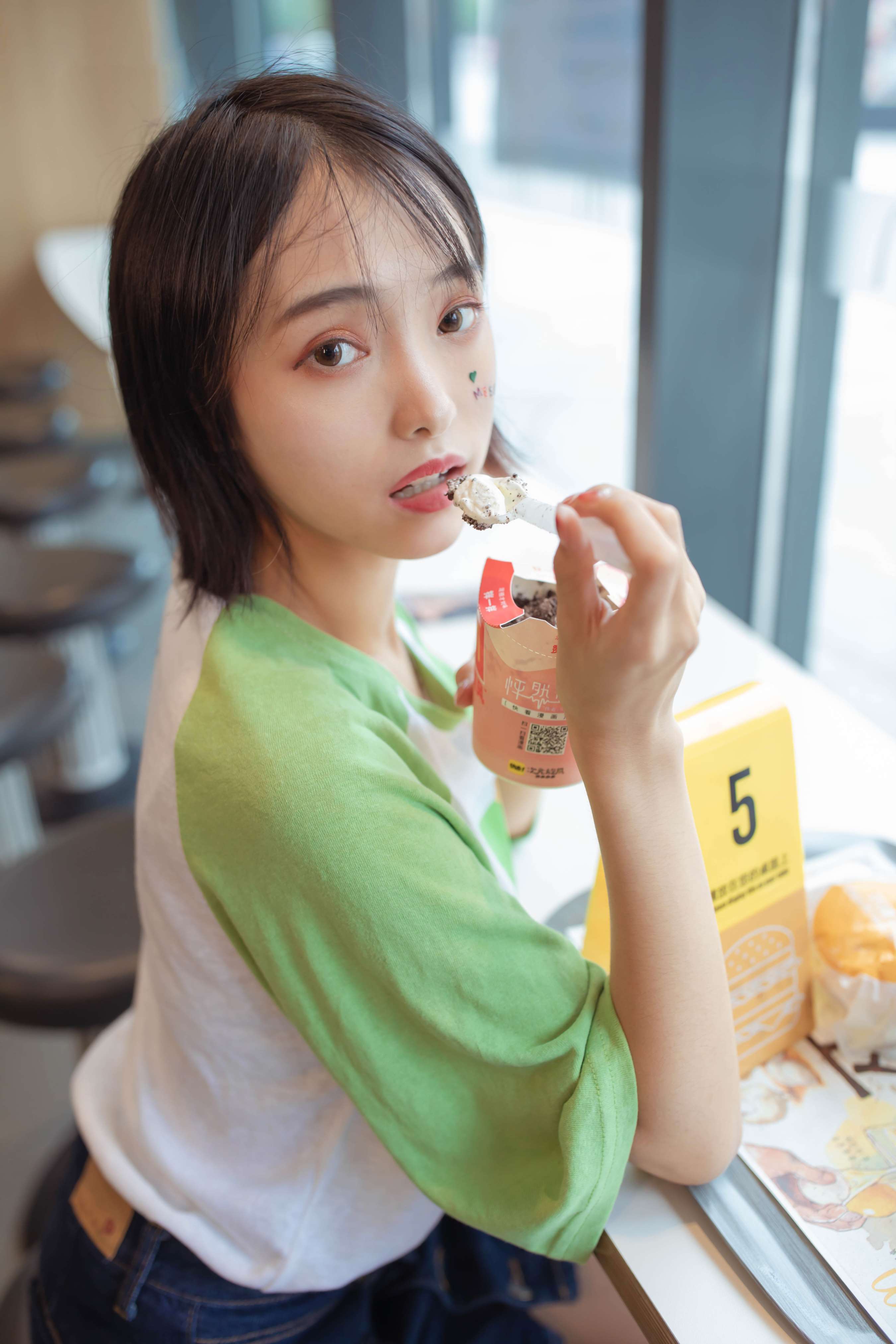 《茜茜帆布鞋の棉袜脚丫》作品图