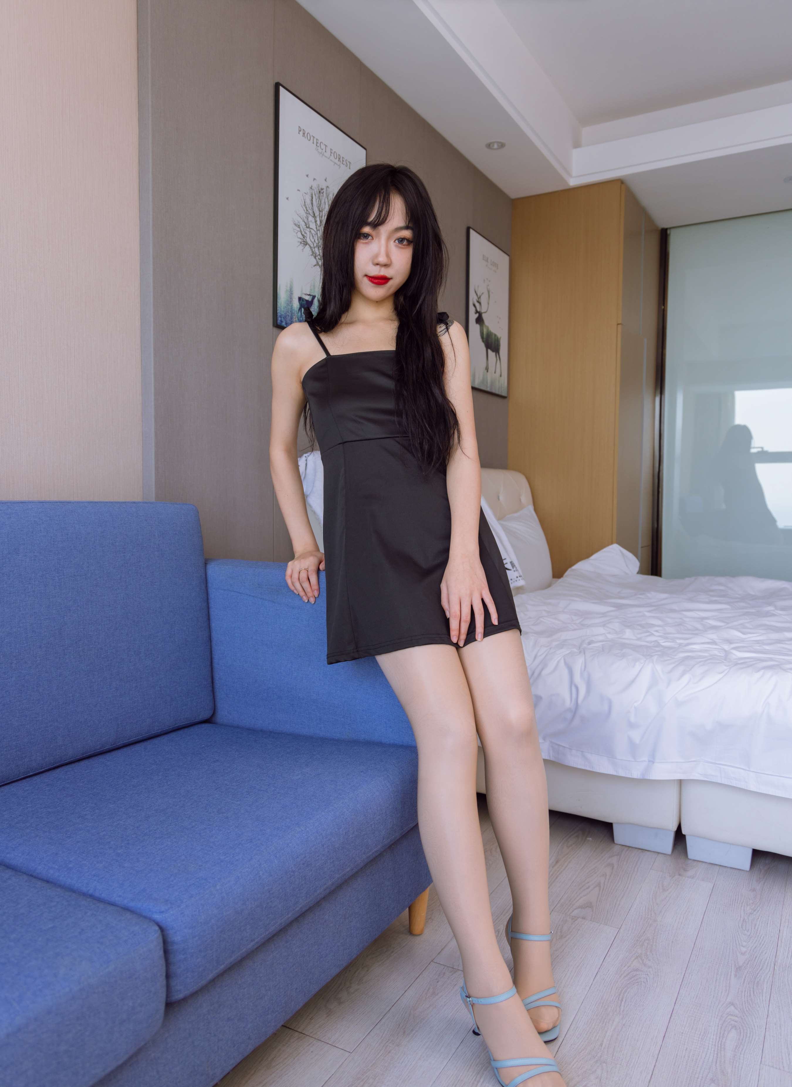 《周周-两双高跟凉鞋、油亮肉丝、厚肉丝、两双丝袜叠穿》作品图