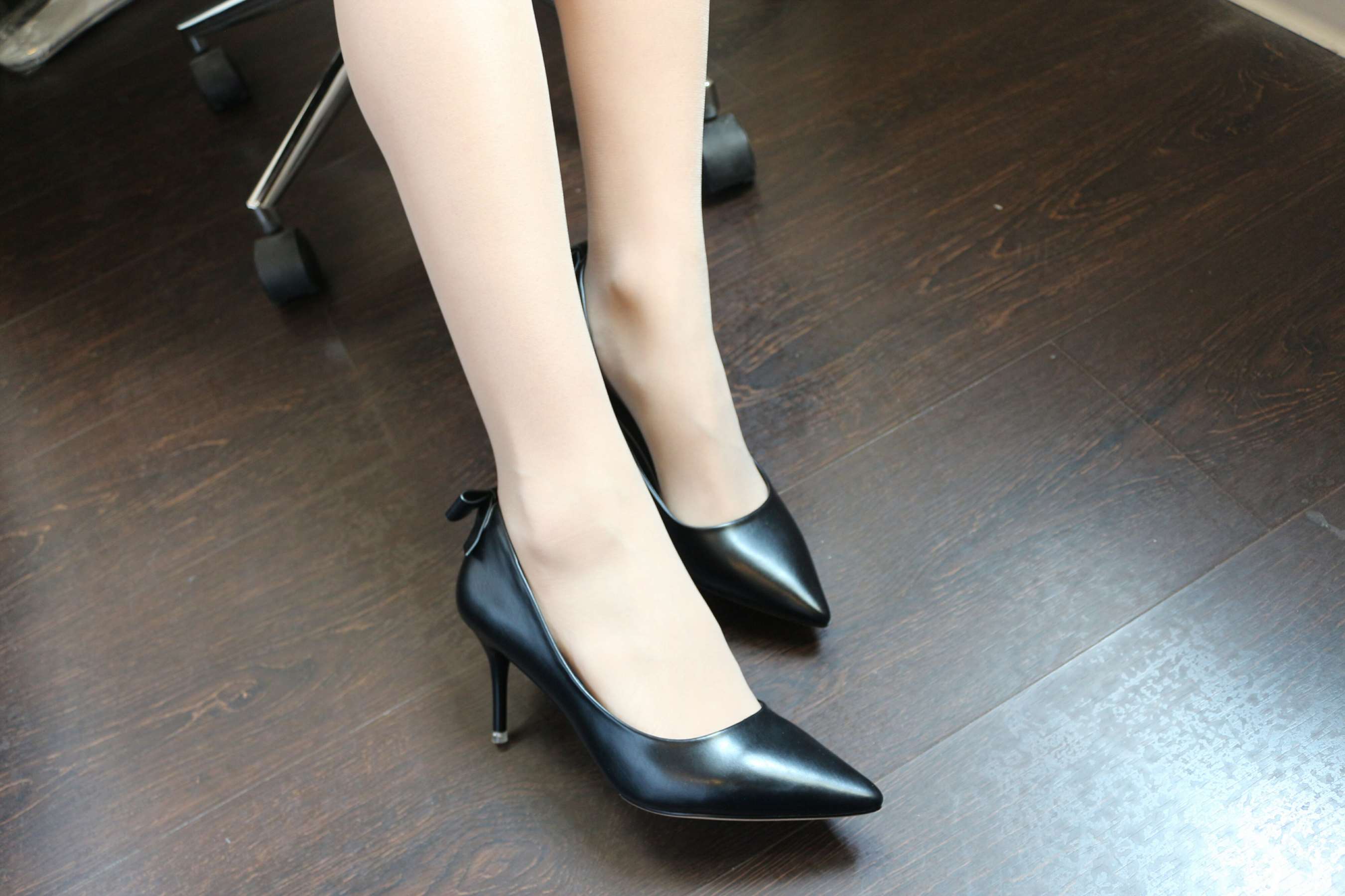 《青色包臀裙肉丝黑高跟》作品图