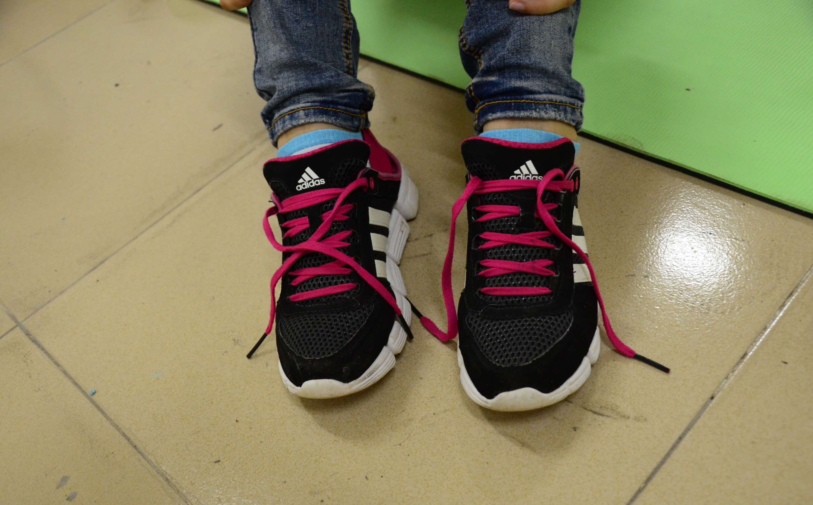 《瑜伽垫上的白棉袜》作品图