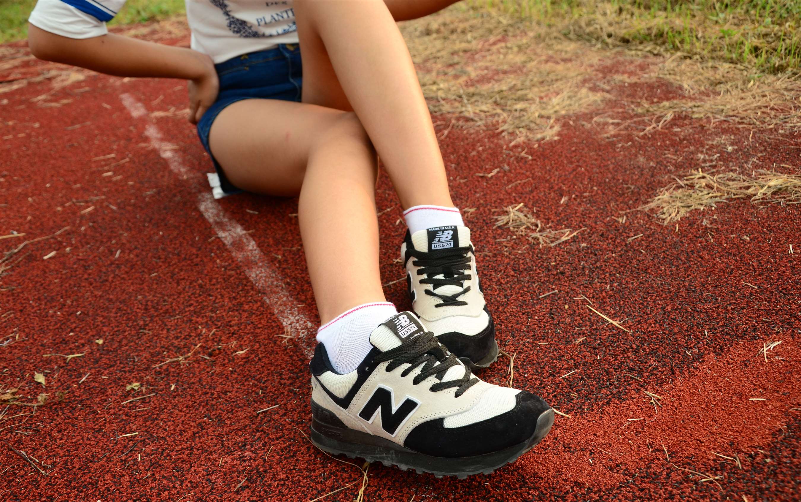 《操场上的棉袜脚》作品图