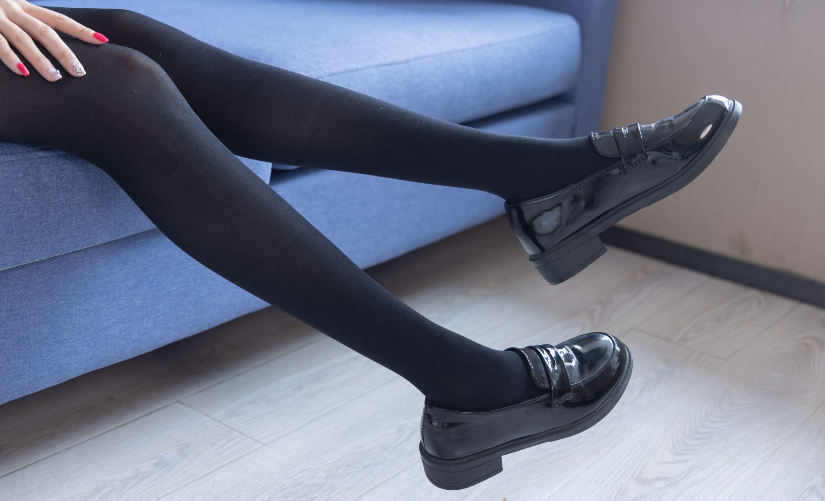 《稚予-皮鞋、厚黑丝》作品图