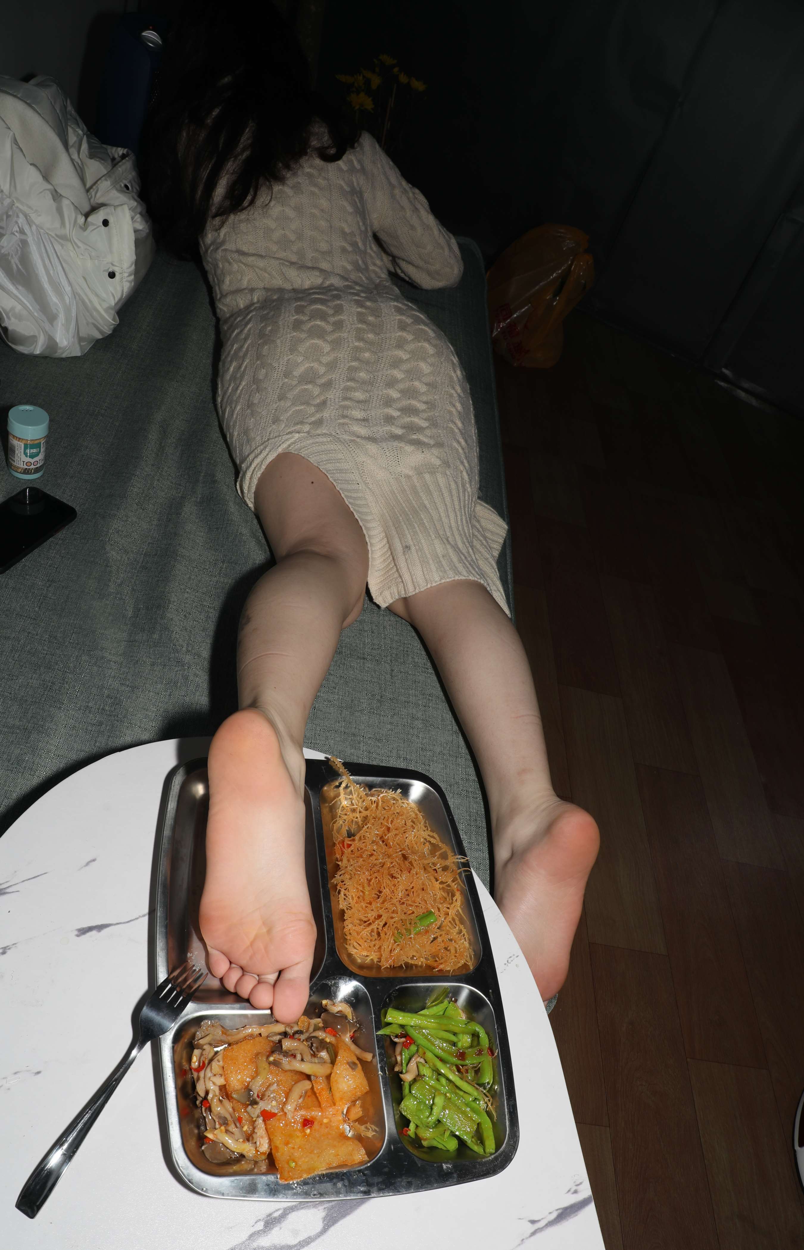 《学妹琪琪把脚洗干净了烤给大家吃》作品图