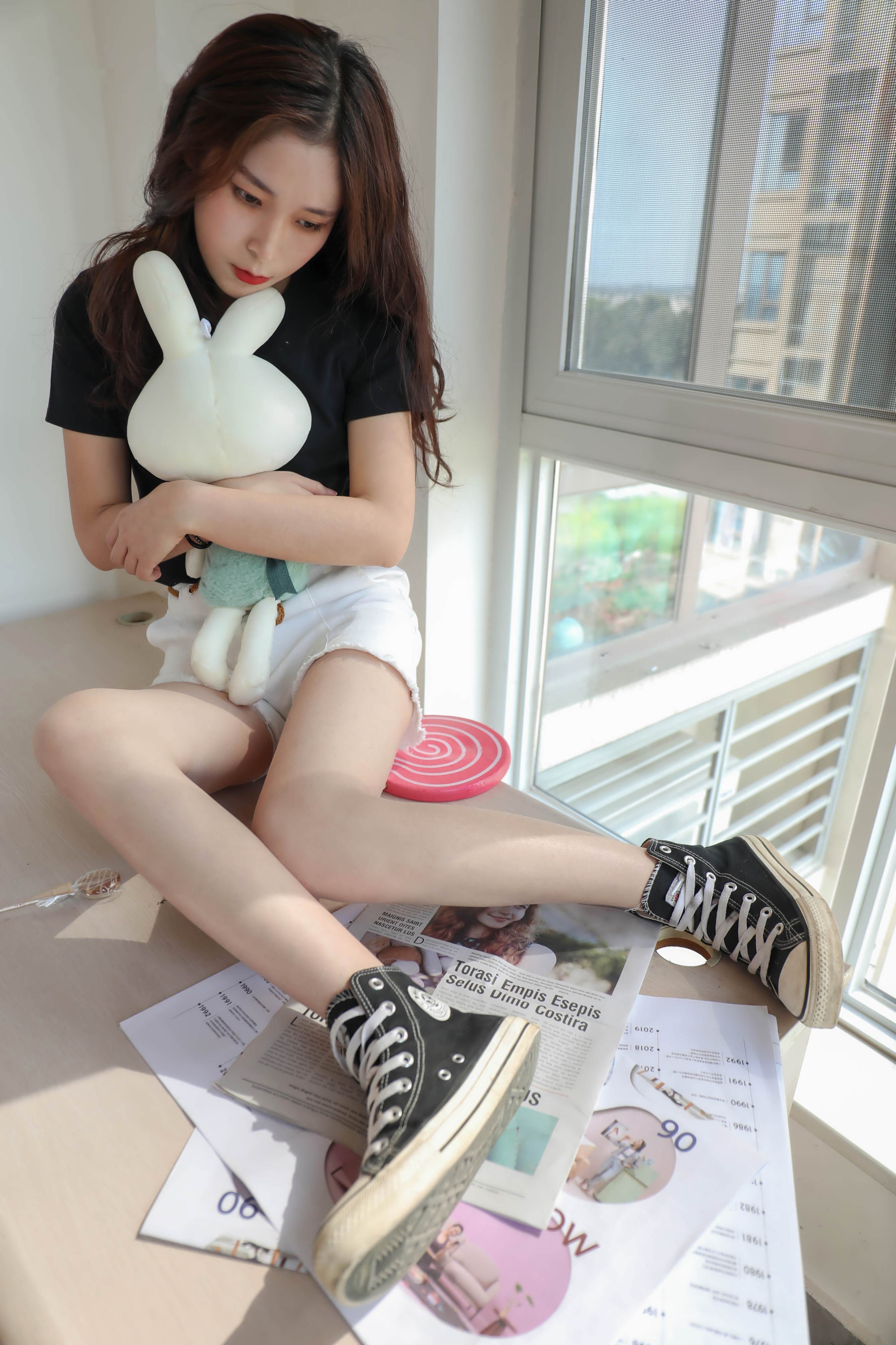 《琦琦帆布鞋の白船袜脚丫》作品图