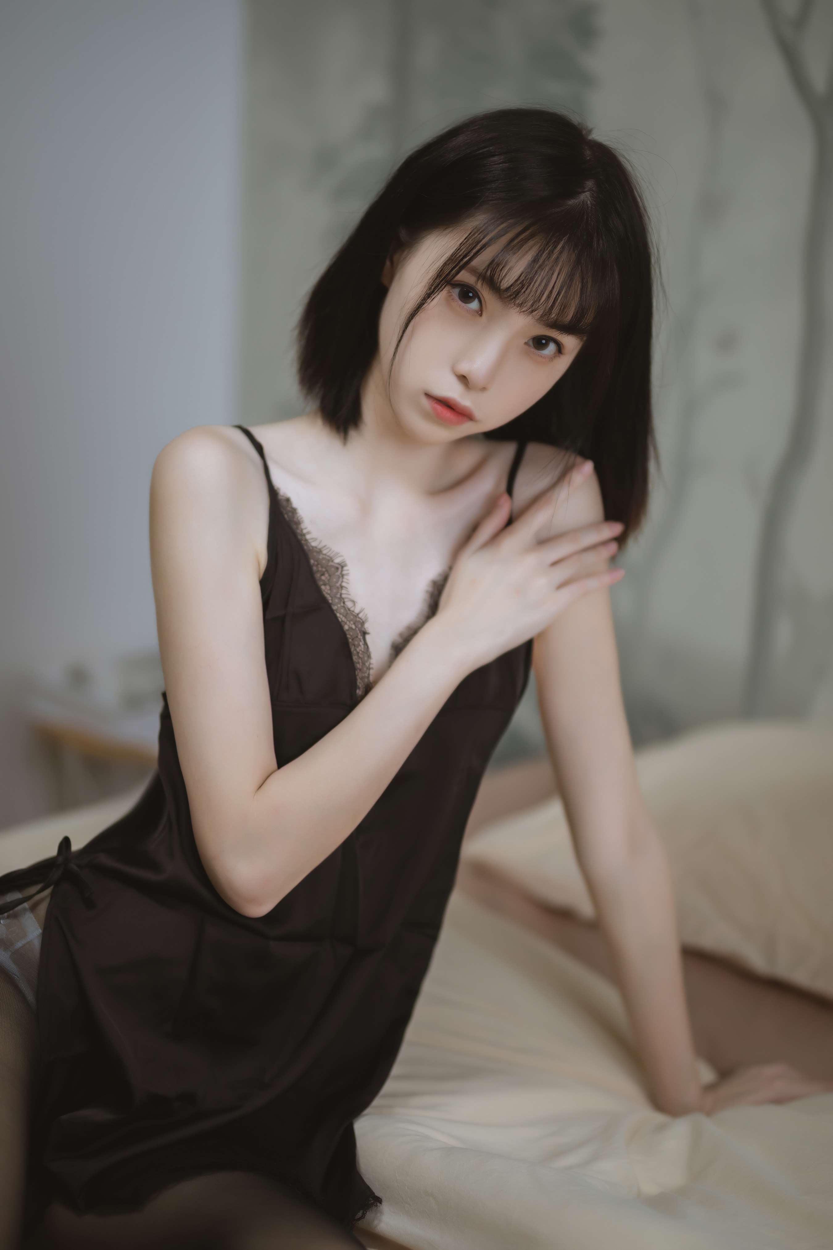 《黑色蕾丝睡衣》作品图