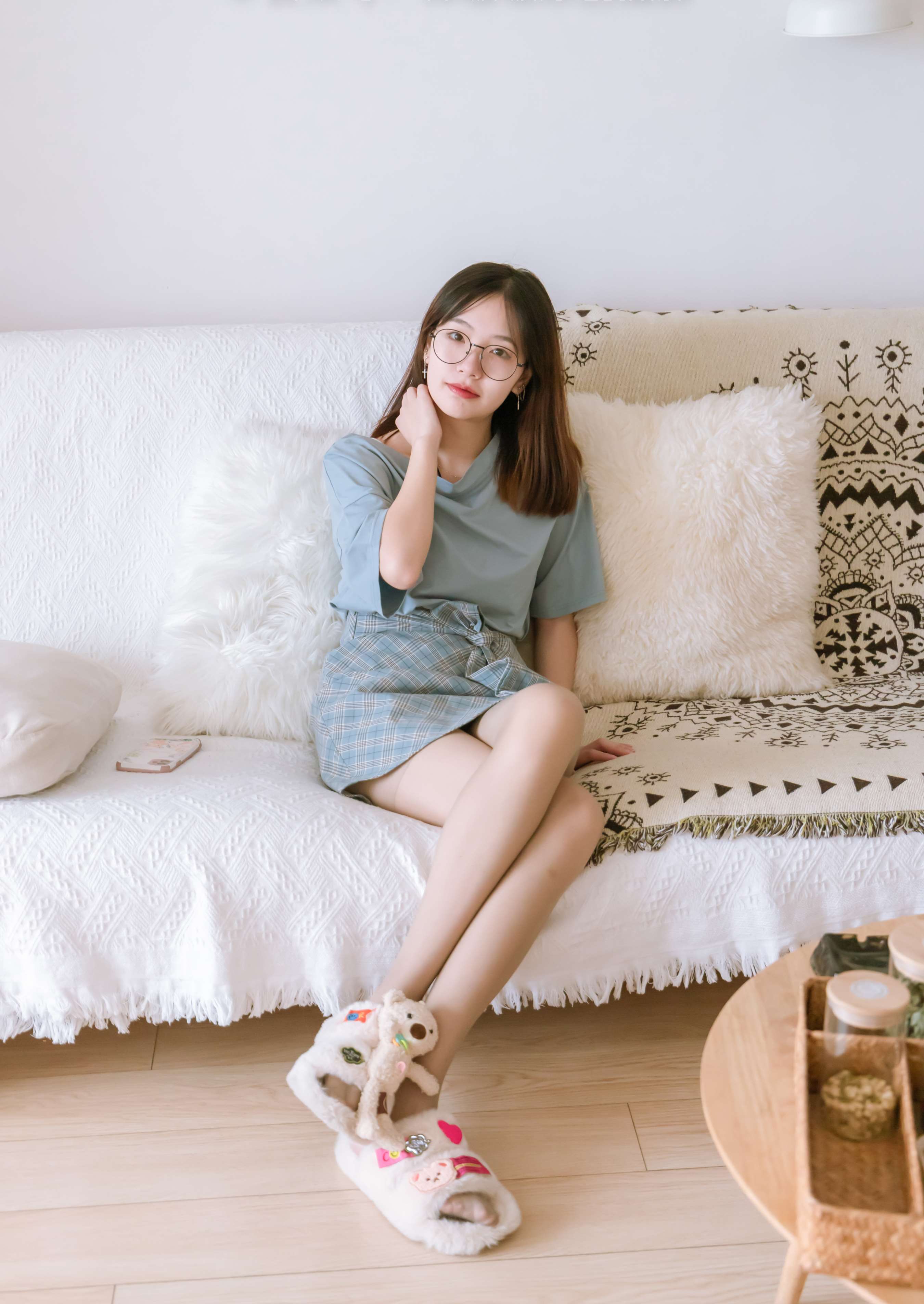 《小甜豆-棉拖鞋、灰丝、裸足》作品图