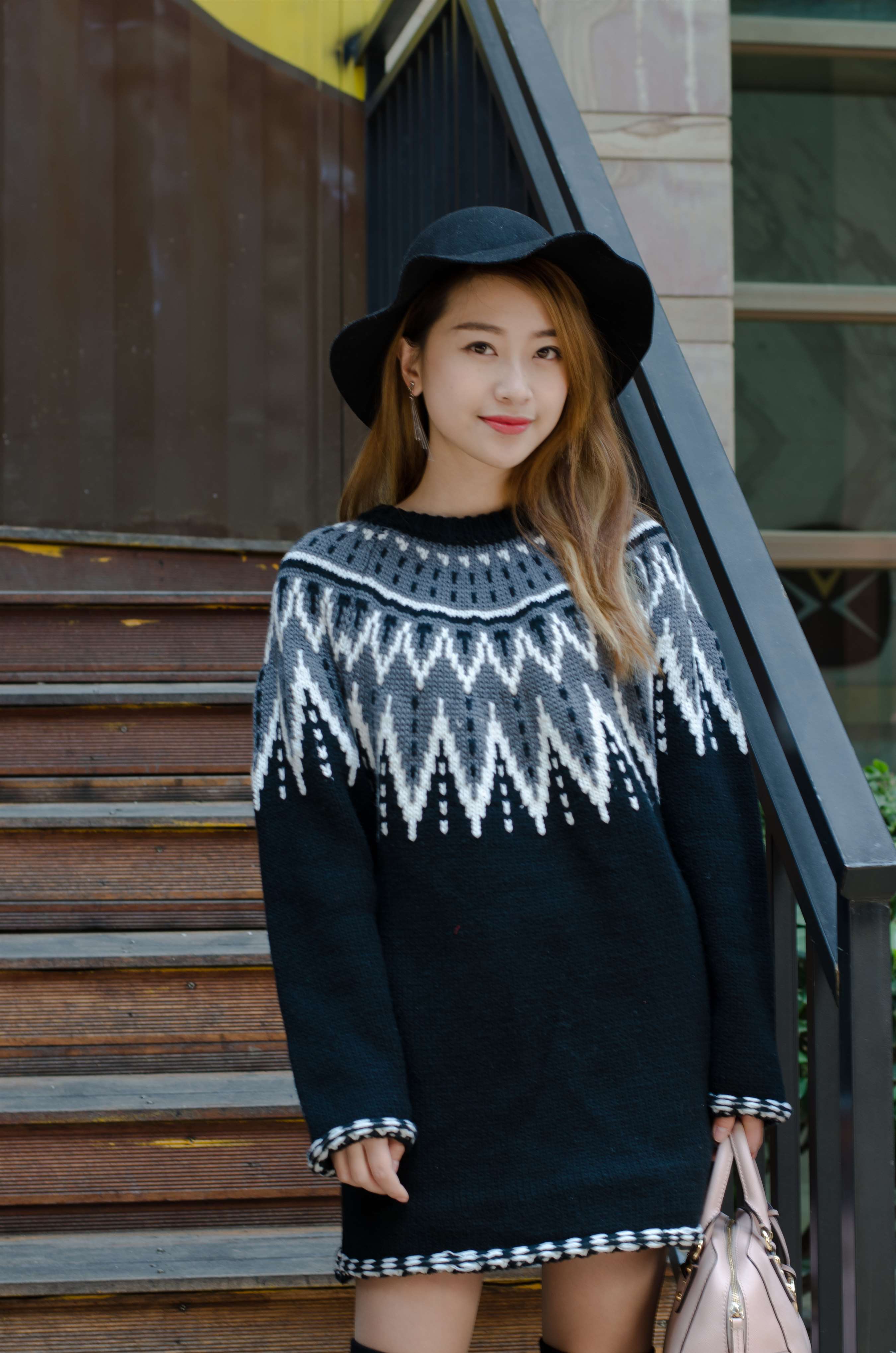 《咖啡厅毛衣短靴の肉丝脚丫》作品图