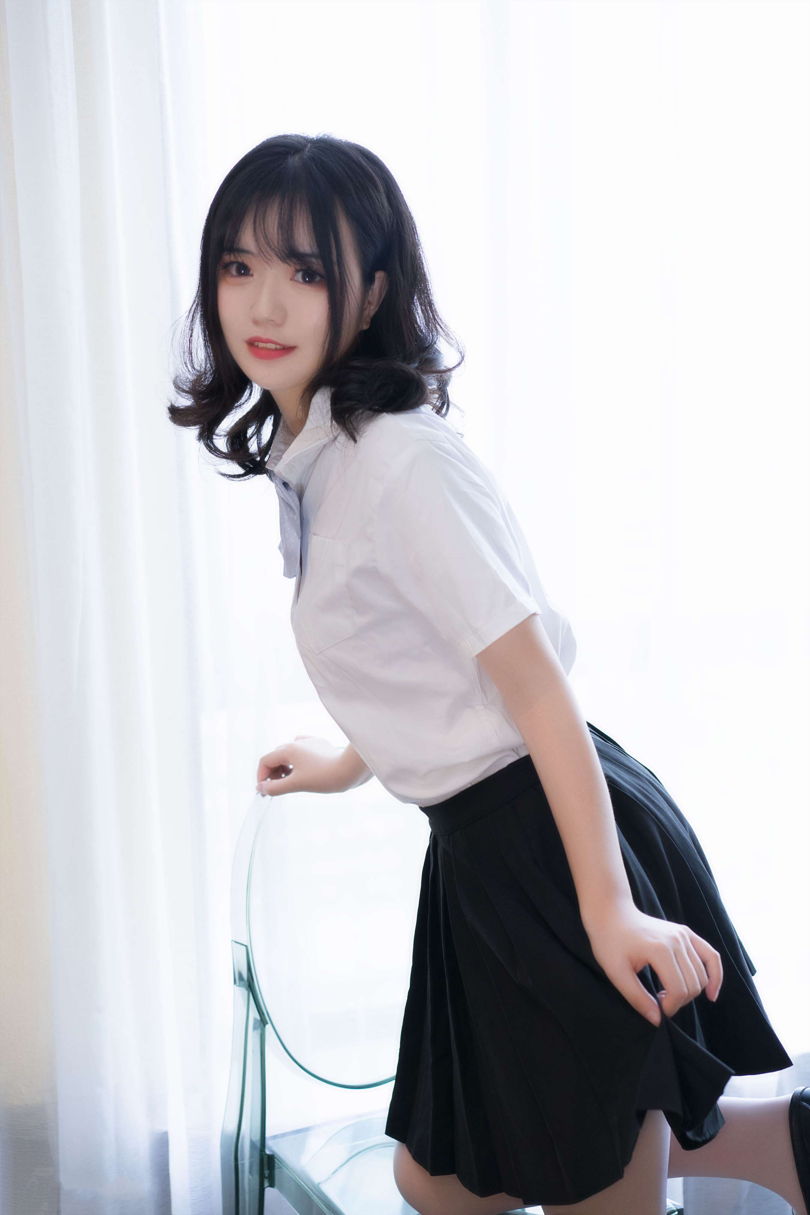 《黑丝与白丝少女》作品图