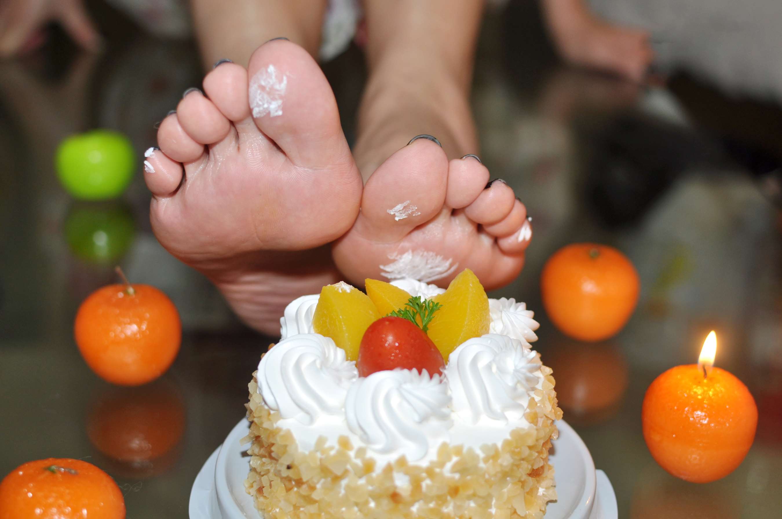 《嫩足玩蛋糕》作品图