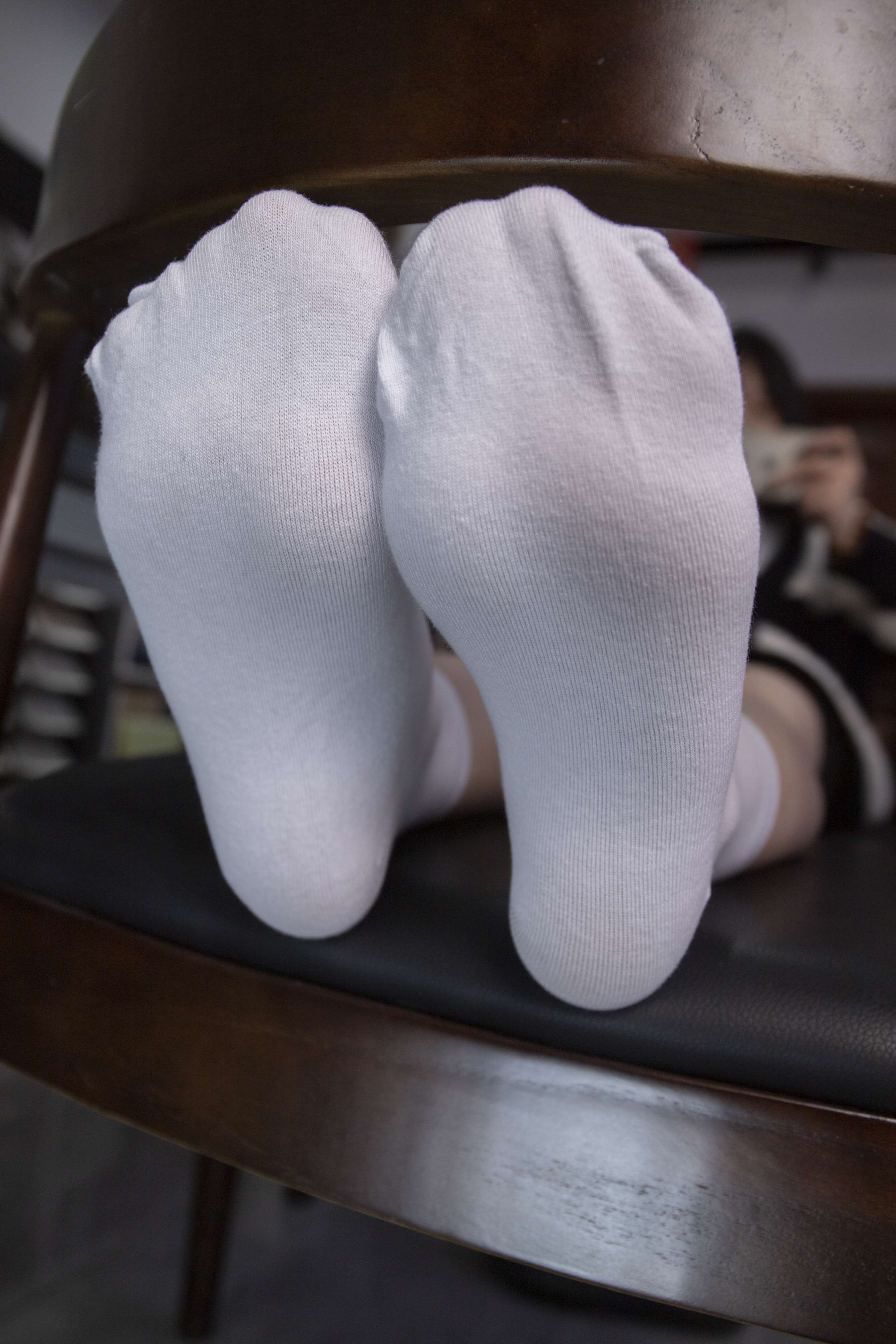 《冷酷美女叶子性感的棉袜脚丫，互相摩擦，十分迷人》作品图