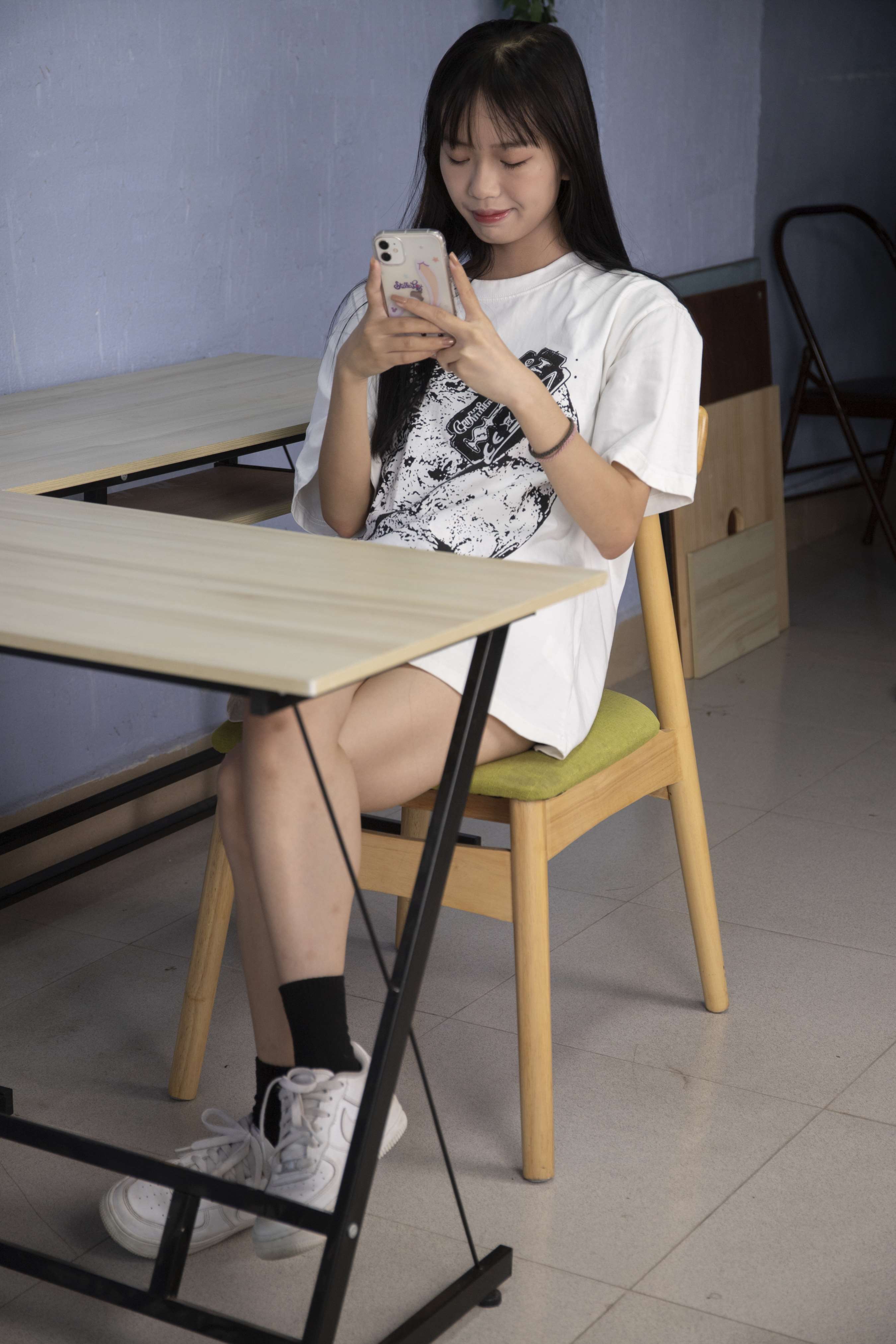 《清纯美少女昕昕无意识摆动脚丫【套图+4K视频】》作品图