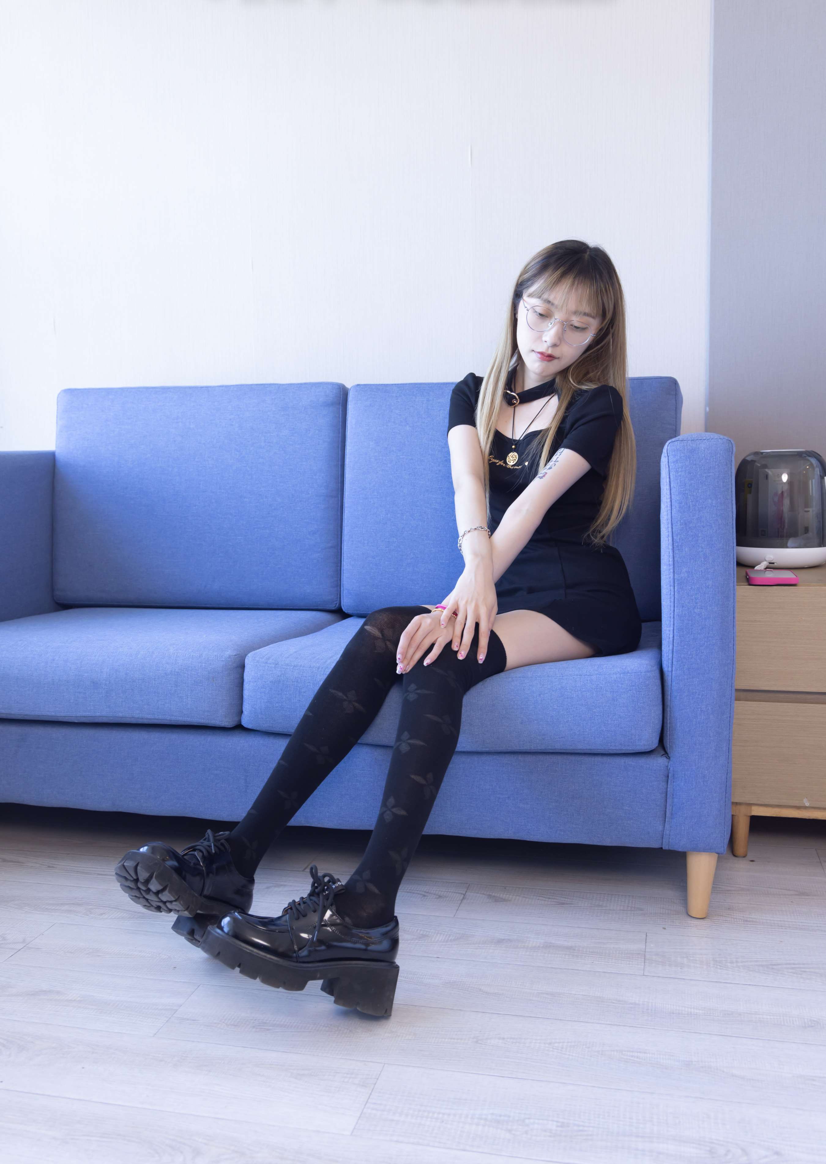 《稚予-厚黑丝、黑色大腿棉袜》作品图