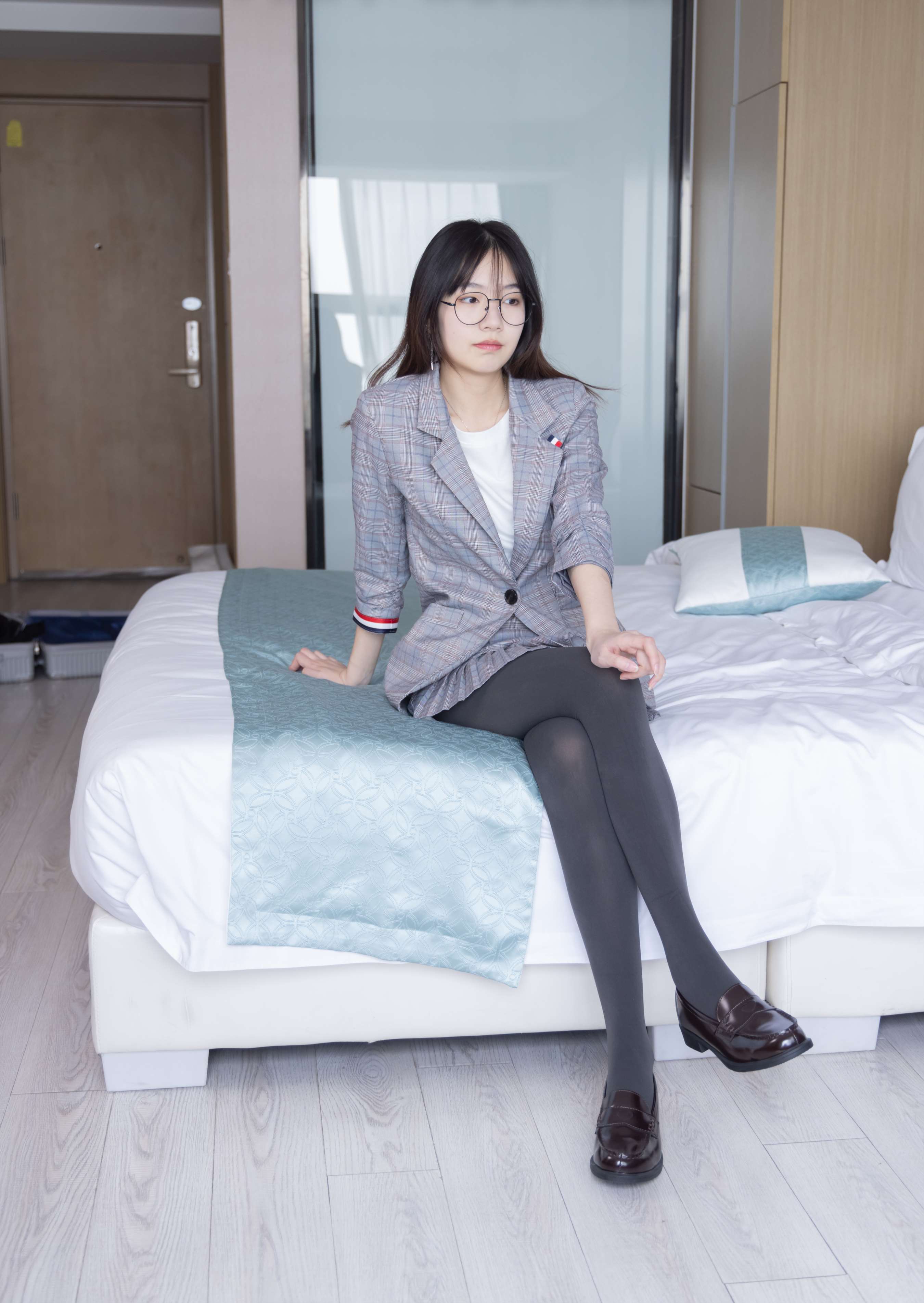 《小甜豆-皮鞋、厚灰丝、ol装》作品图