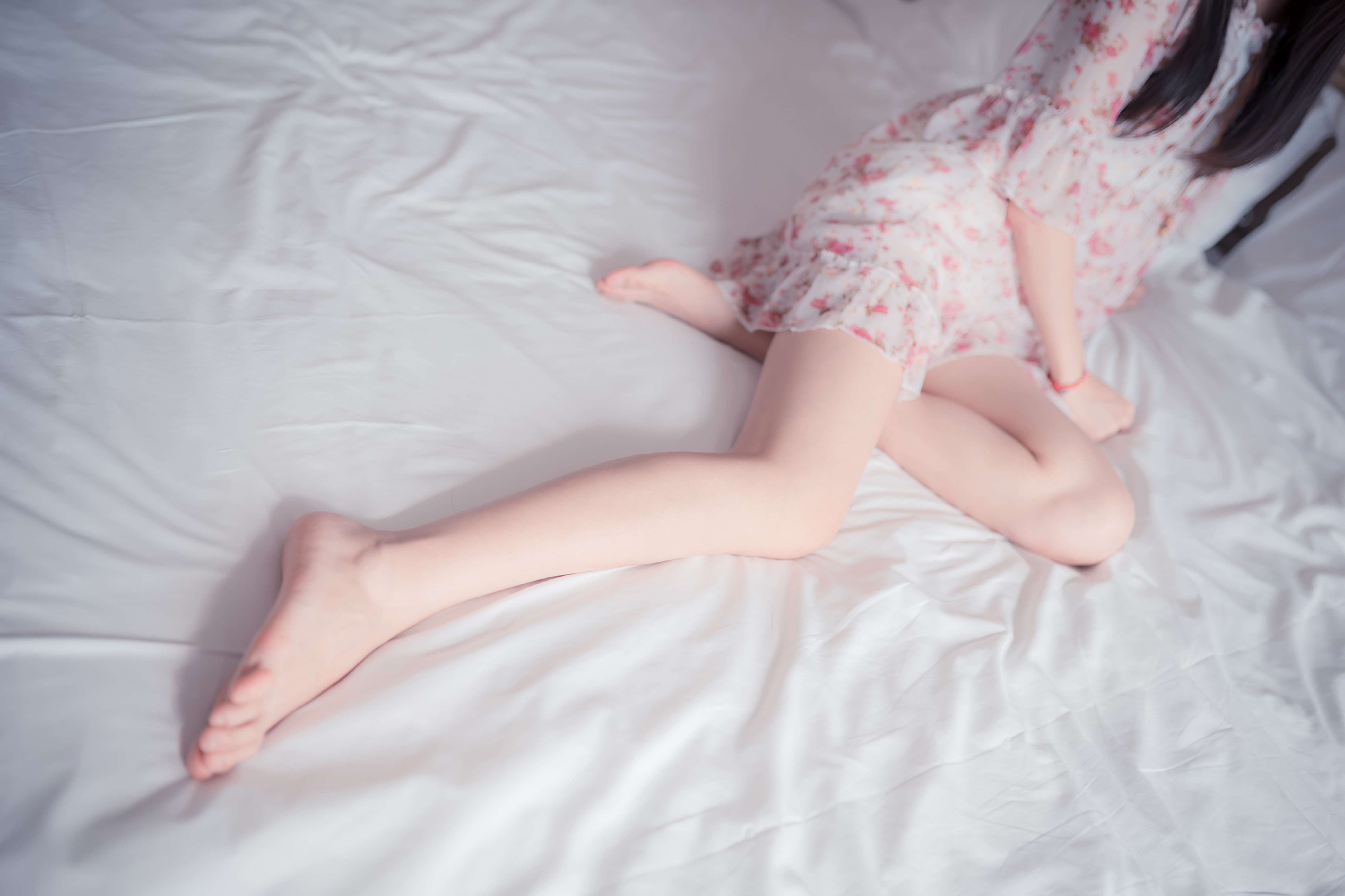 《师姐花裙睡衣の嫩足》作品图