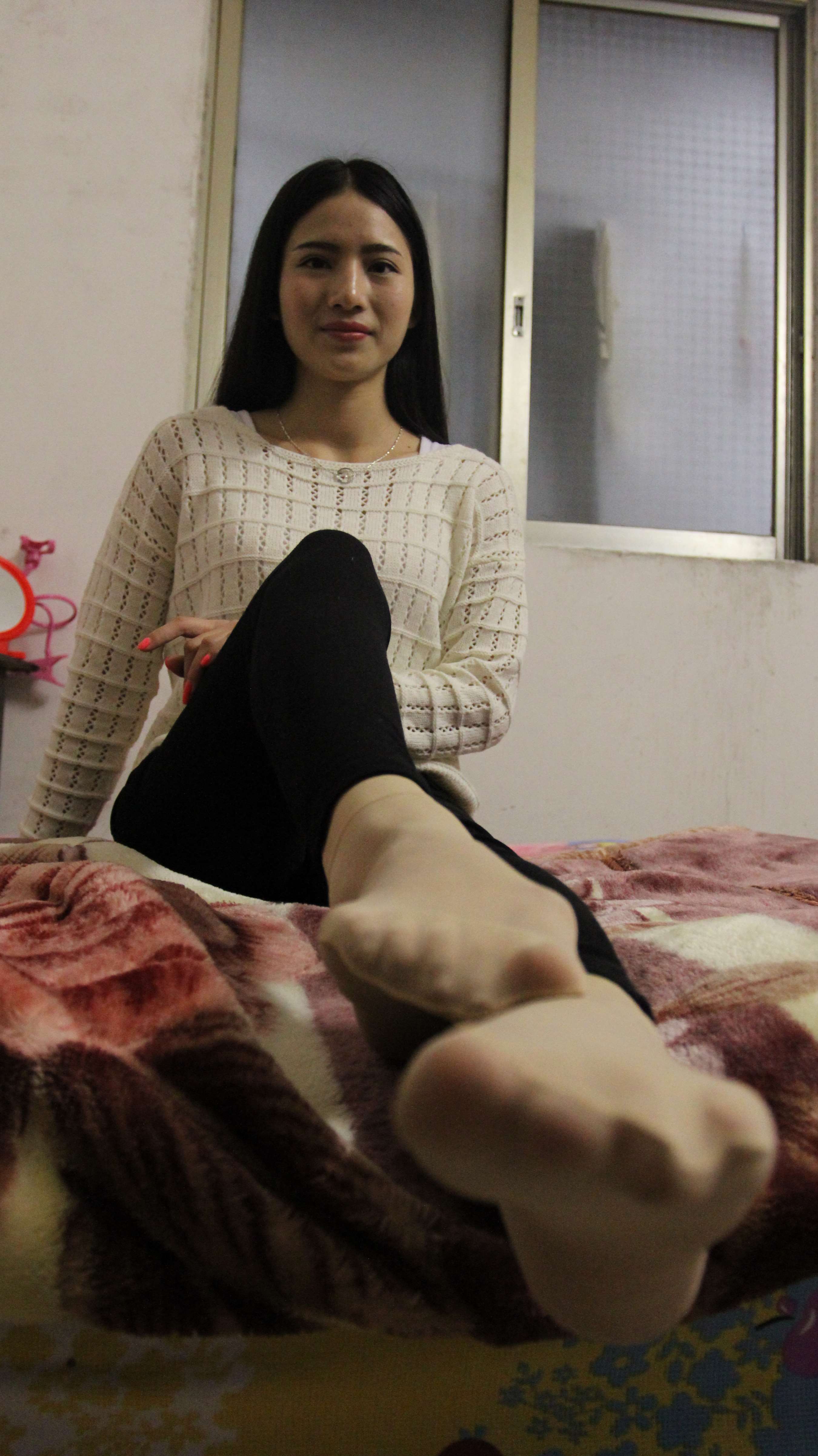 《寝室少女的短丝脚》作品图