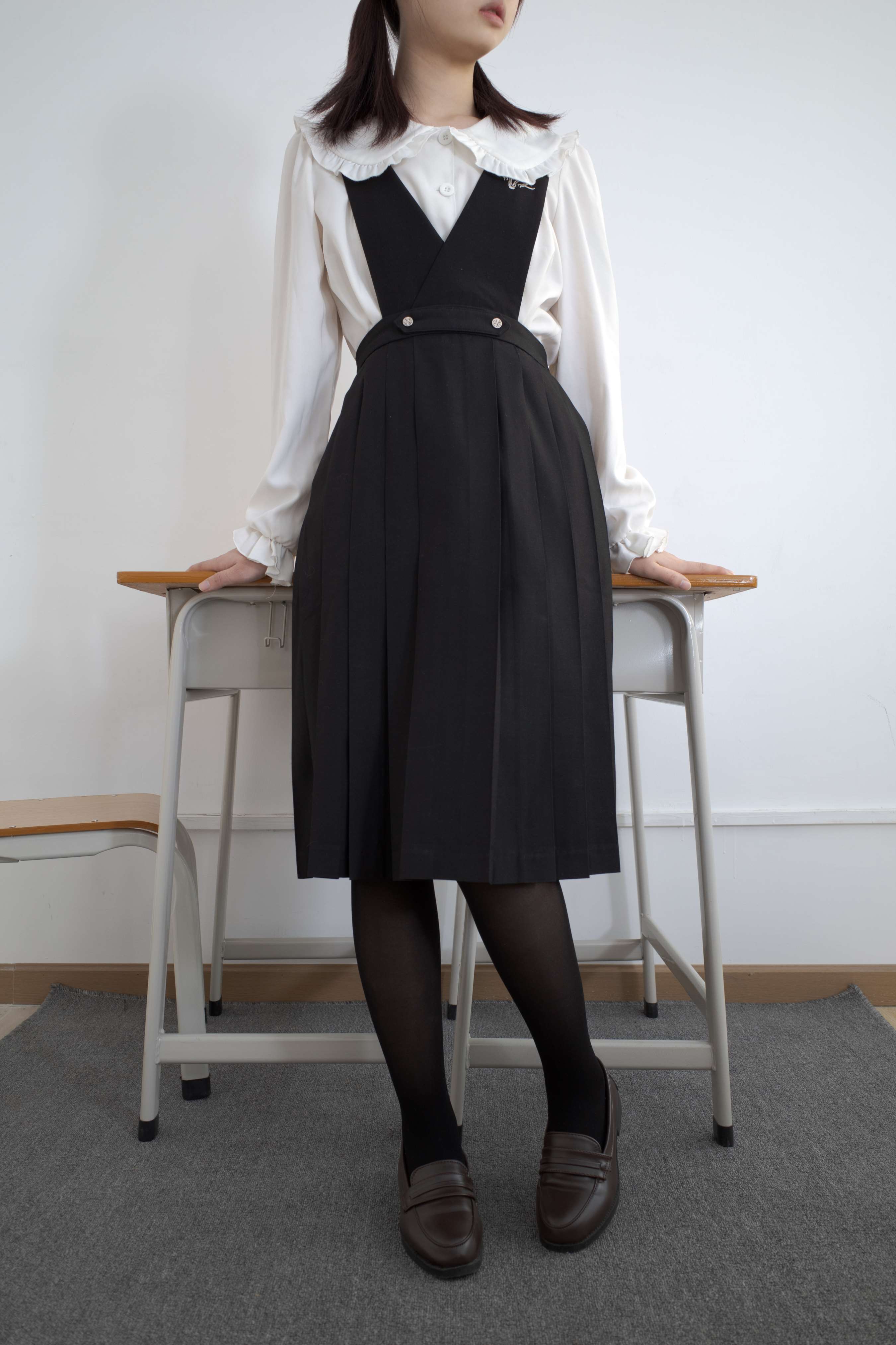 《少女日系JK制服の黑丝足》作品图